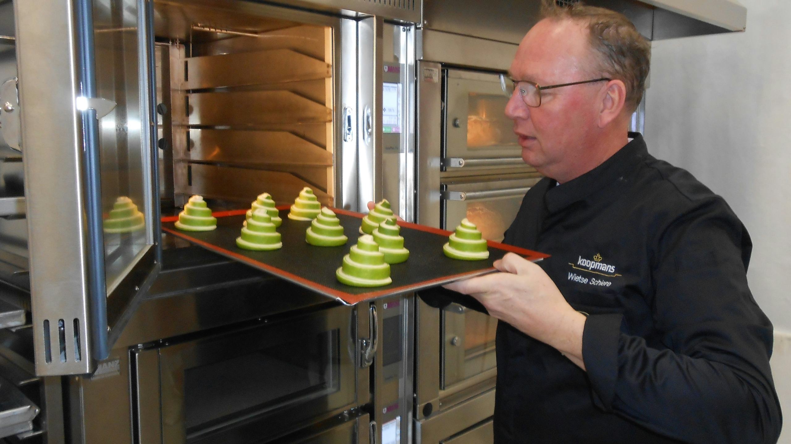 De Meesterbakker plaatst de kerstboompjes in de oven. Foto's: WS