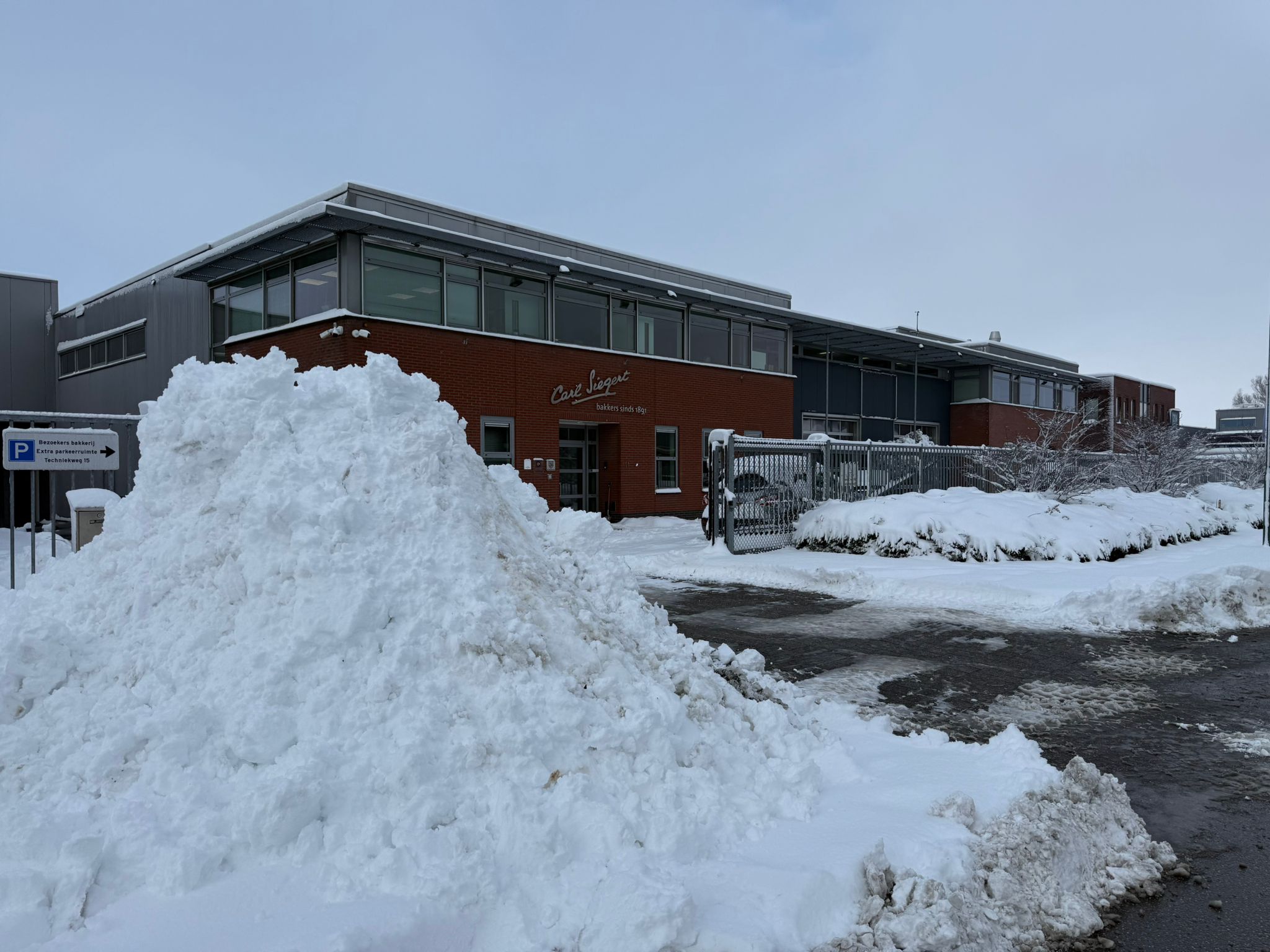 Bakkerij Carl Siegert schakelde een buurman met een shovel in. Foto: Siegert