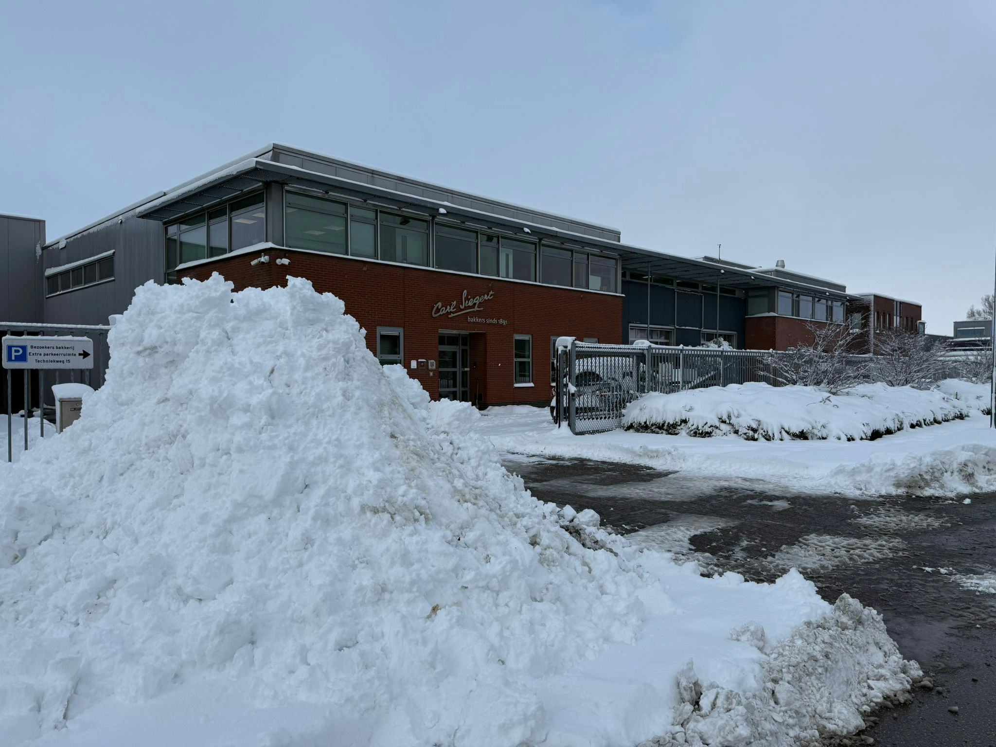 Bakkerij Carl Siegert schakelde een buurman met een shovel in. Foto: Siegert