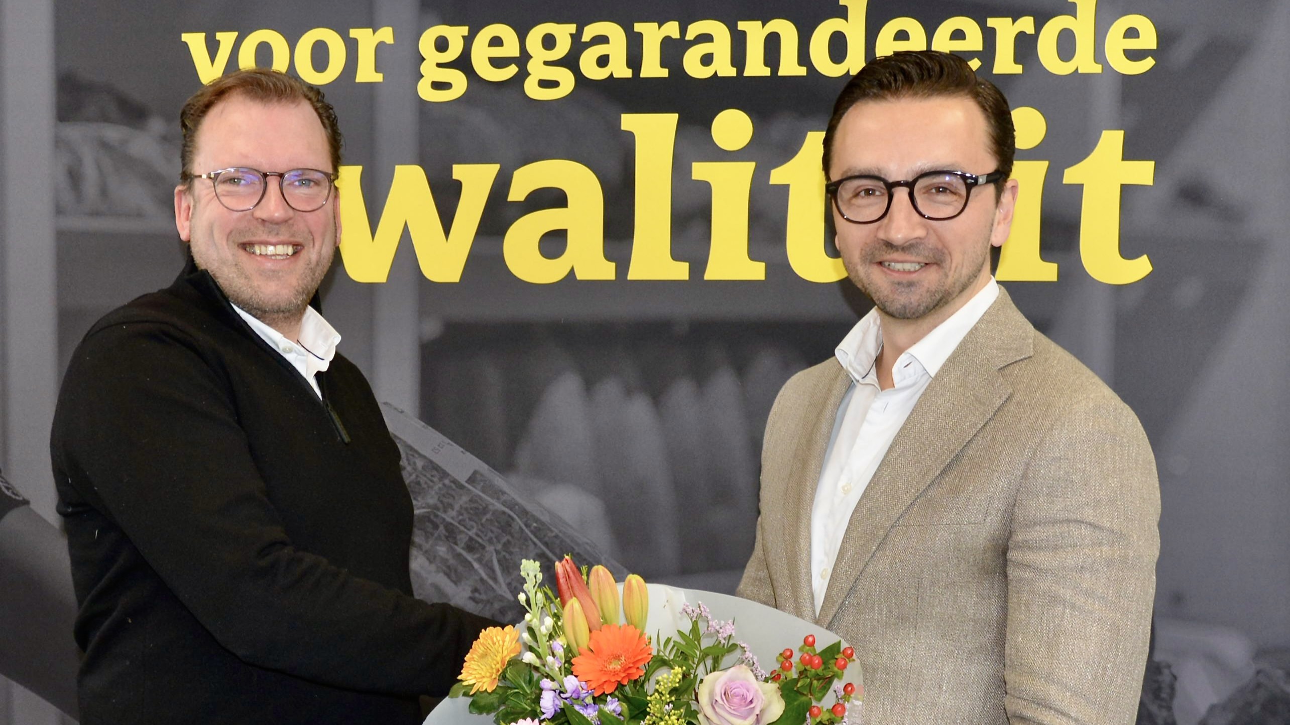 Bestuursvoorzitter Hans Keurhorst (links) heet de nieuwe directeur Marc Splithof welkom. Foto: EB