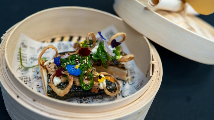 Sjoerd Mampaey wint de wedstrijd om het Lekkerste Broodje  met ‘No Nori, No Glory’, een Japanse katsu-sando sandwich . Foto: MH