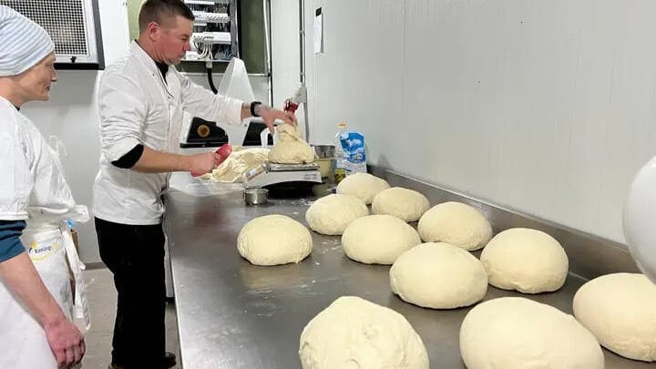 In de container is een volledige bakkerij ingericht. Foto's: Fennema