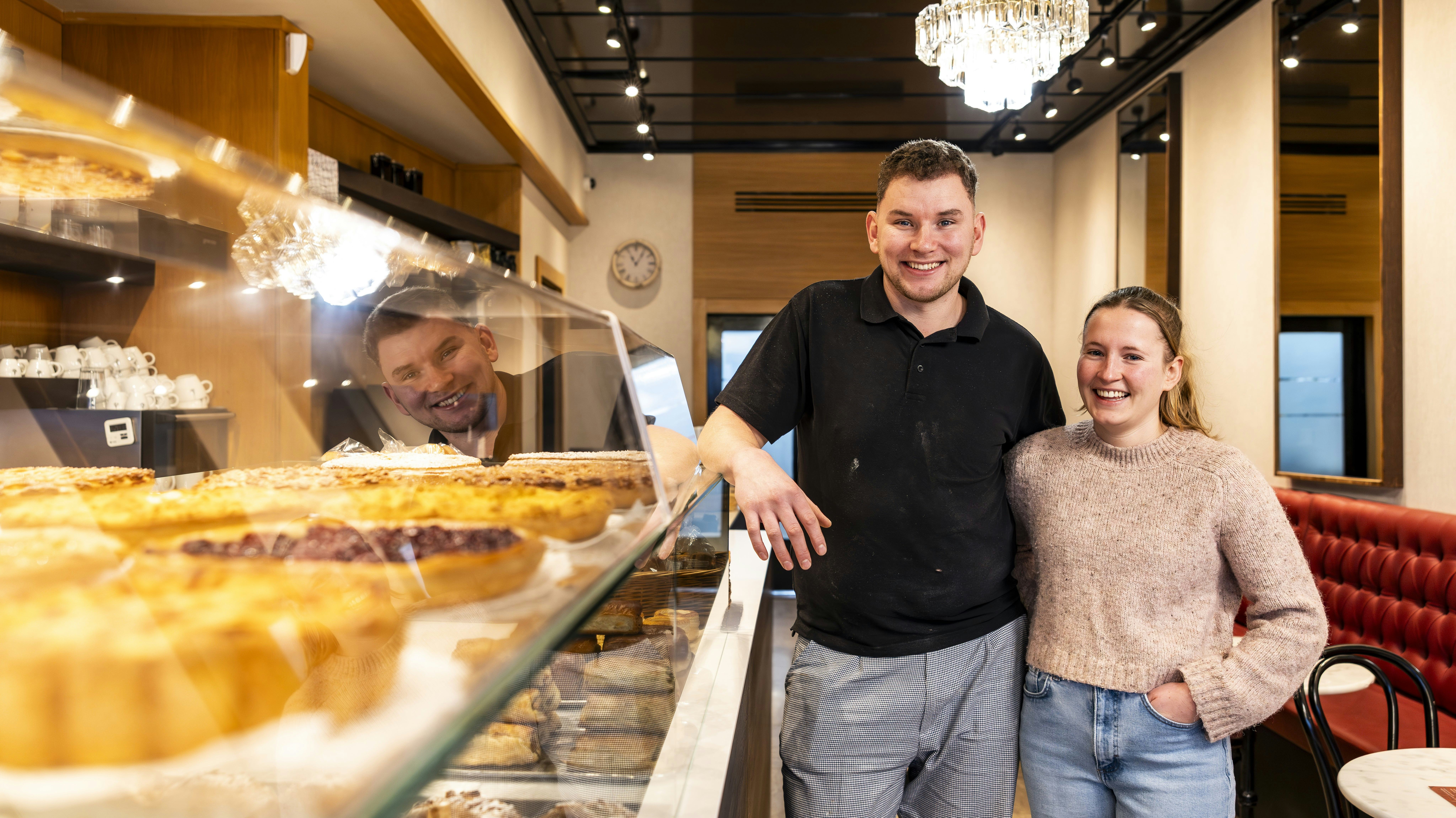 Danny Wetzels nam Patisserie Royale over, nadat vriendin Lenee Krutzen hem dat extra zetje gaf. Foto's: Marcel van Hoorn