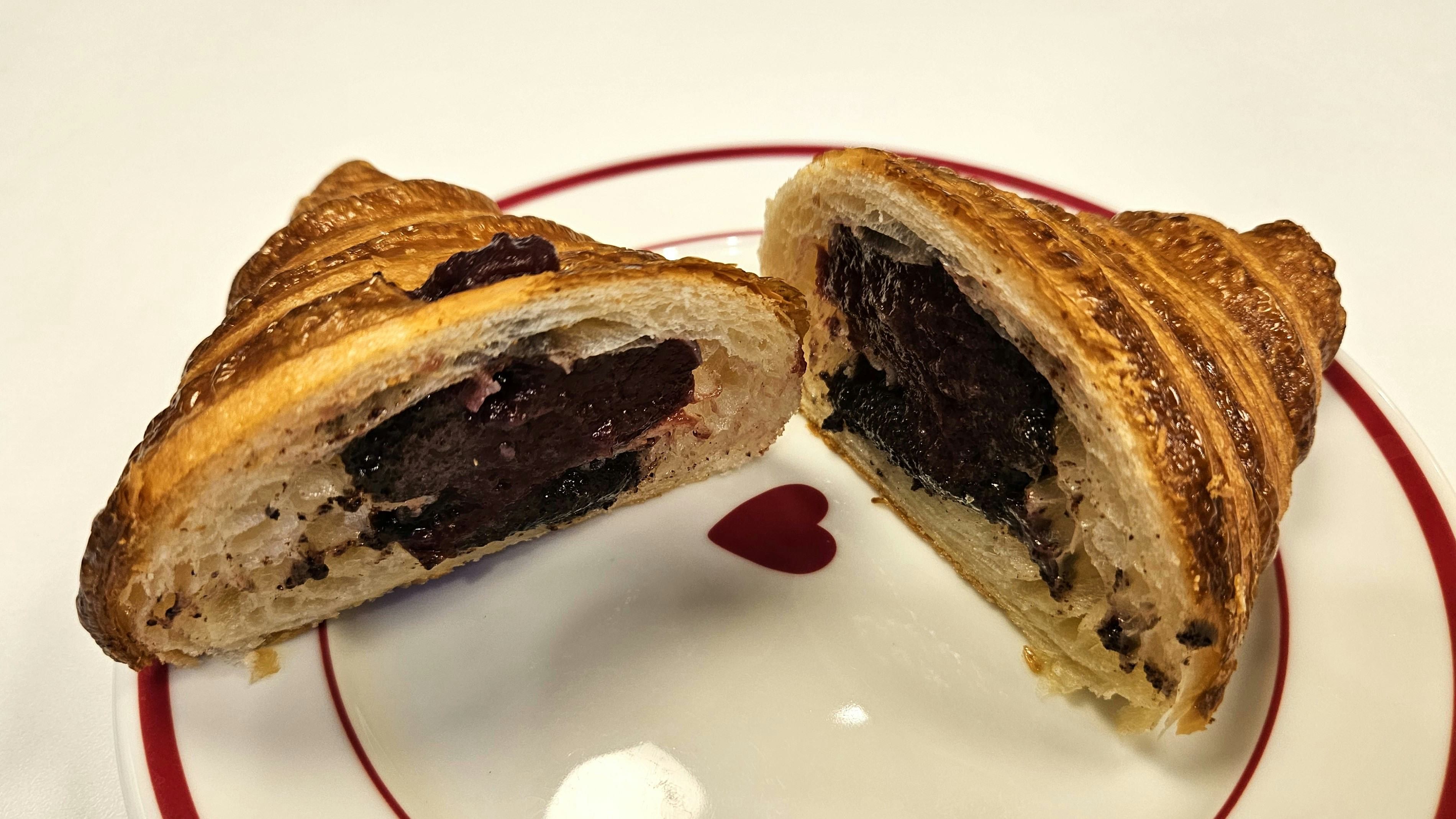 De kers-maanzaad-croissant is een specialiteit van het Oekraïense paar. Foto's: Allard van Gent