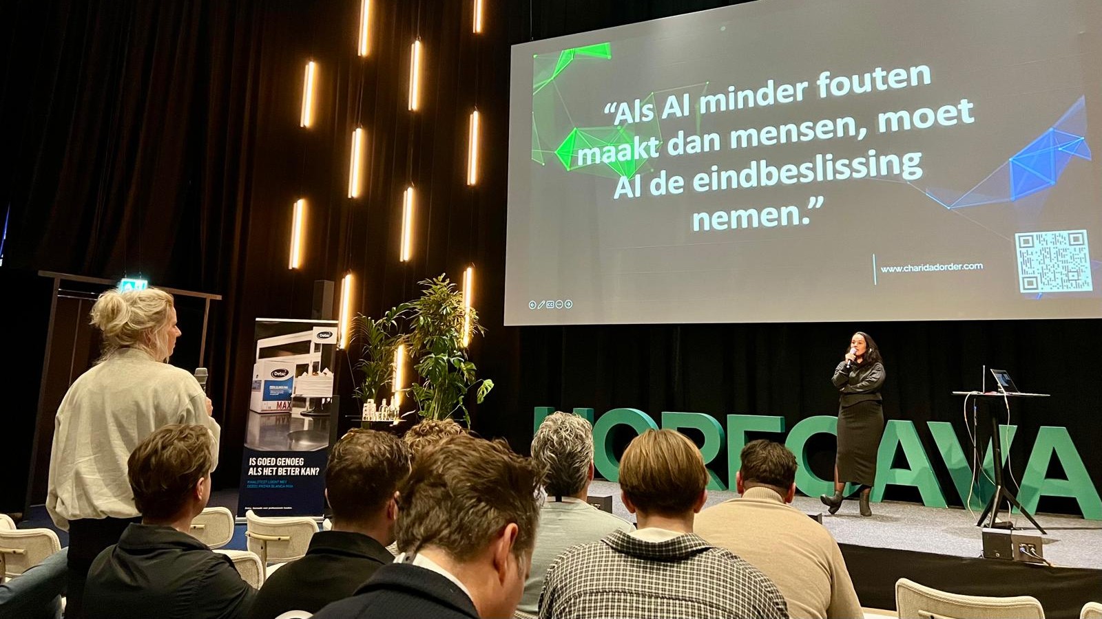 Kunstmatige intelligentie is een onderwerp dat zowel de nieuwsgierig maakt als verontrust, zo blijkt uit de interactie met de aanwezigen in de zaal. Foto: AMR