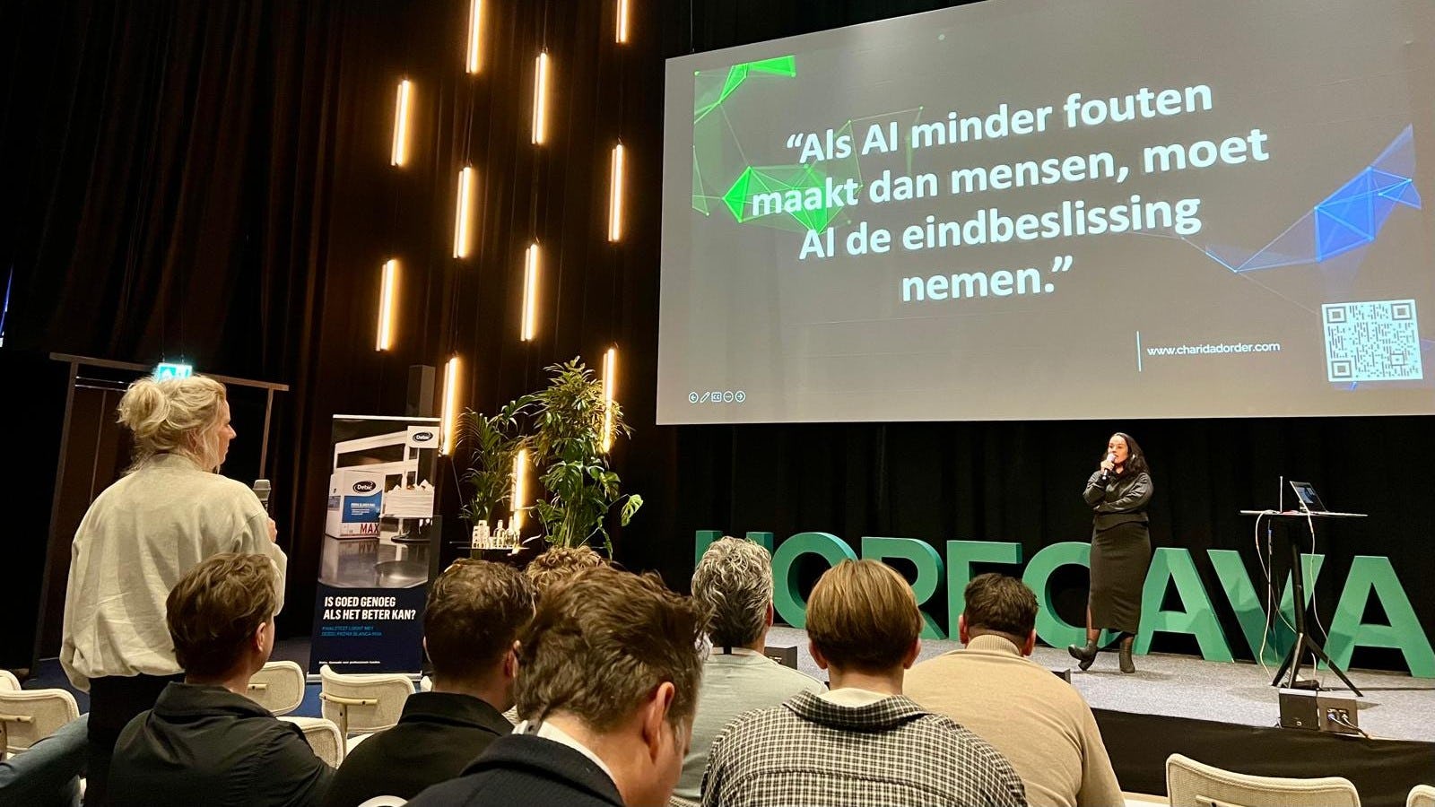 Kunstmatige intelligentie is een onderwerp dat zowel de nieuwsgierig maakt als verontrust, zo blijkt uit de interactie met de aanwezigen in de zaal. Foto: AMR