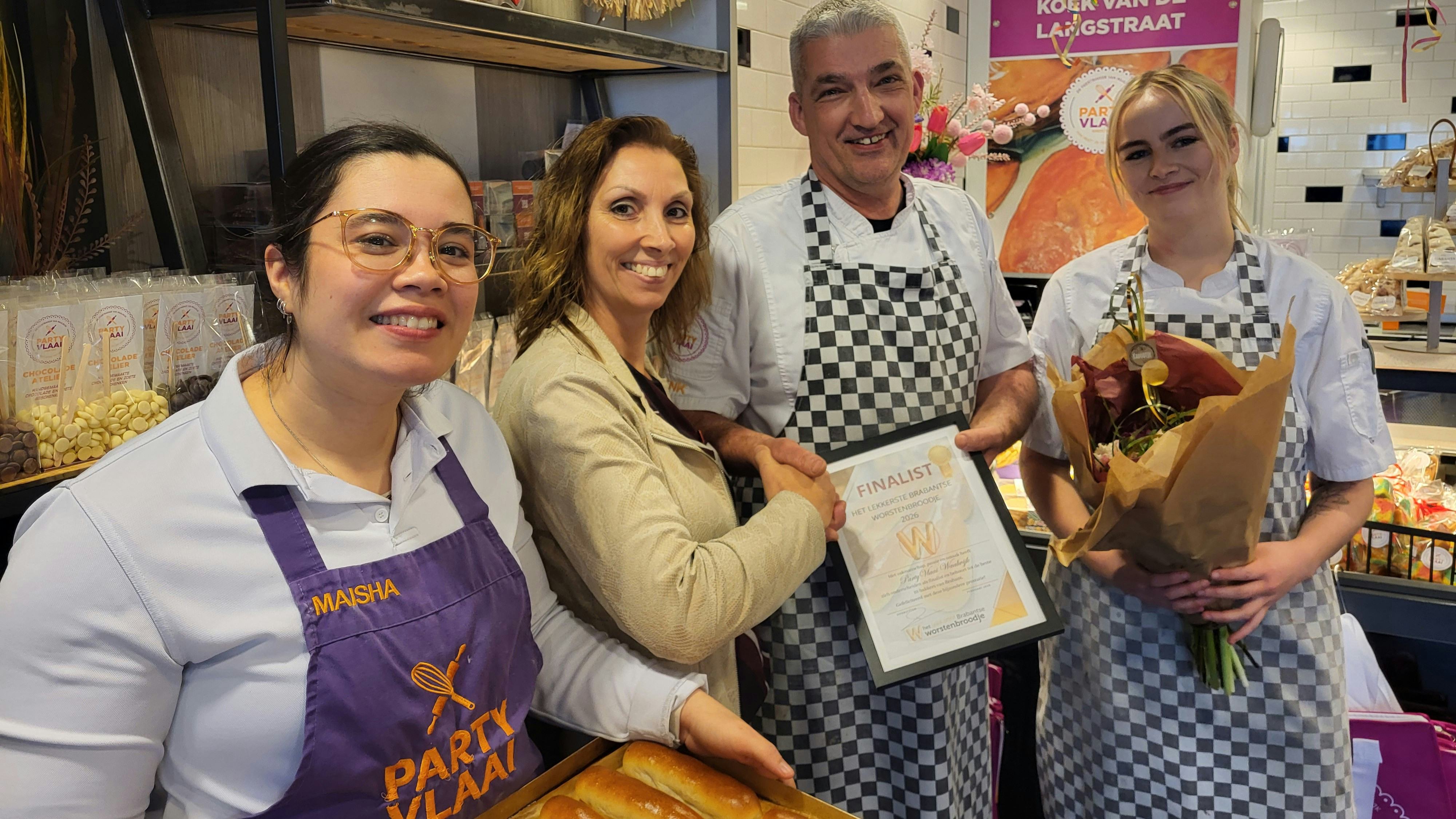 PartyVlaai is een binnenkomer in de top10 van finalisten. Het team krijgt hier de oorkonde uit handen van LWB-secretaris Angelique. Foto's: LBW