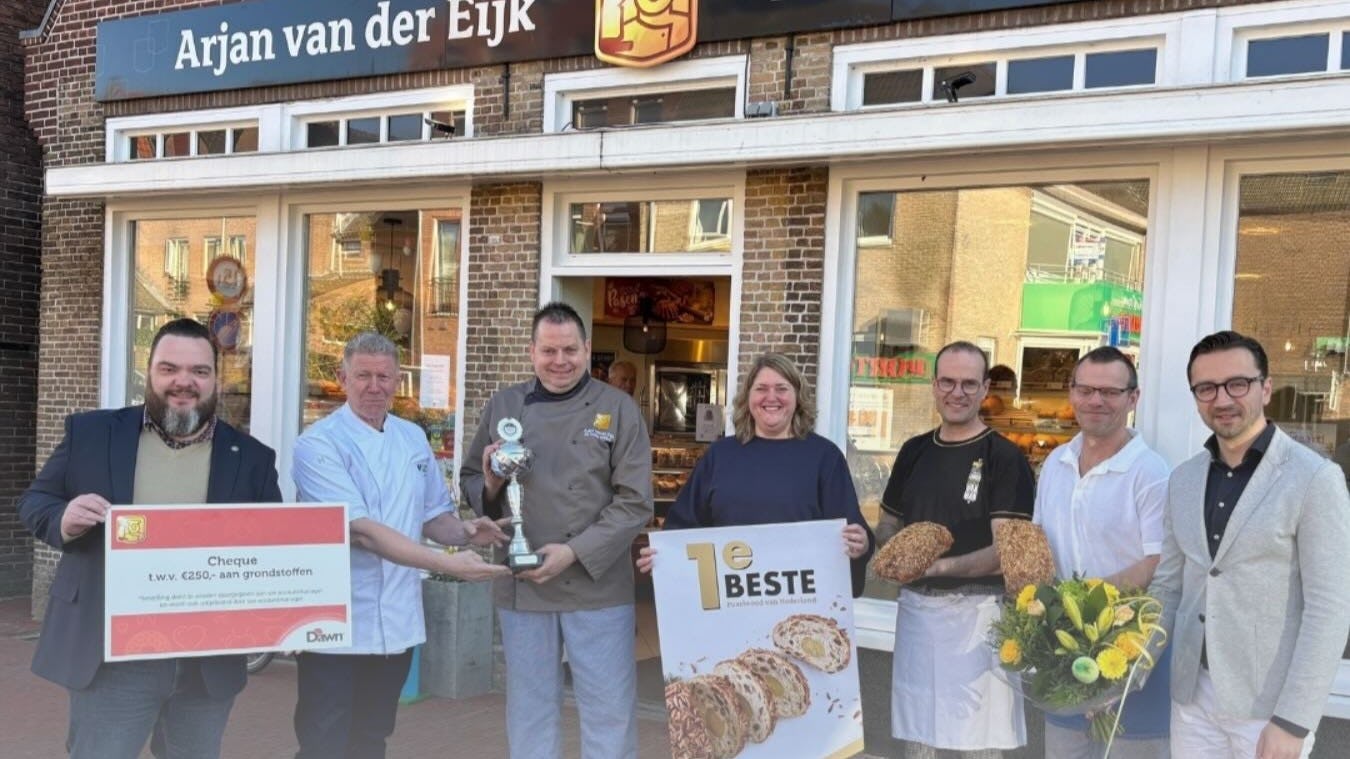 Arjan van der Eijk (met beker) neemt de eerste prijs in ontvangst. Foto: EB