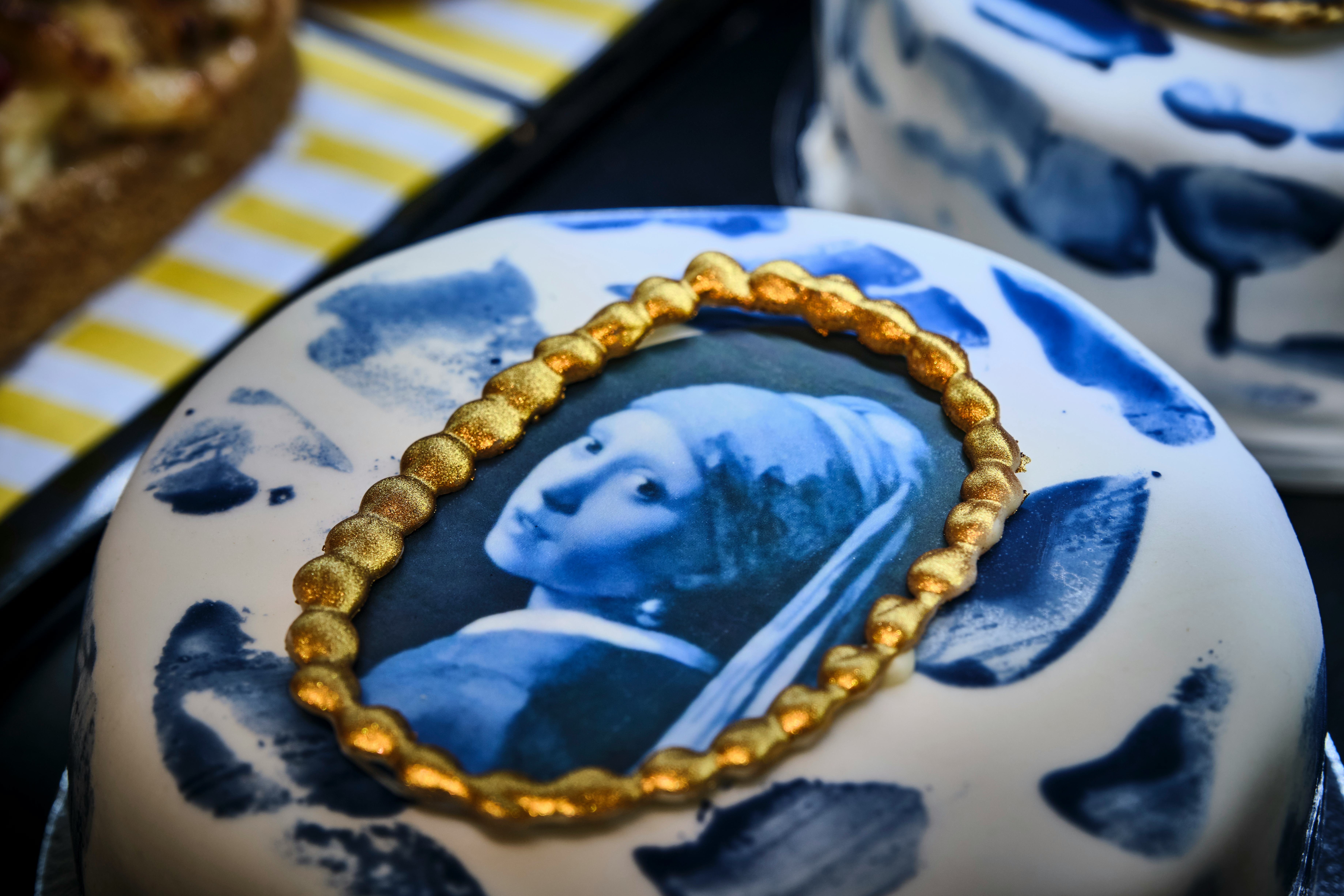 De bakkerij staat bekend om een aantal bijzondere producten, vaak met een knipoog naar de geschiedenis van de stad.