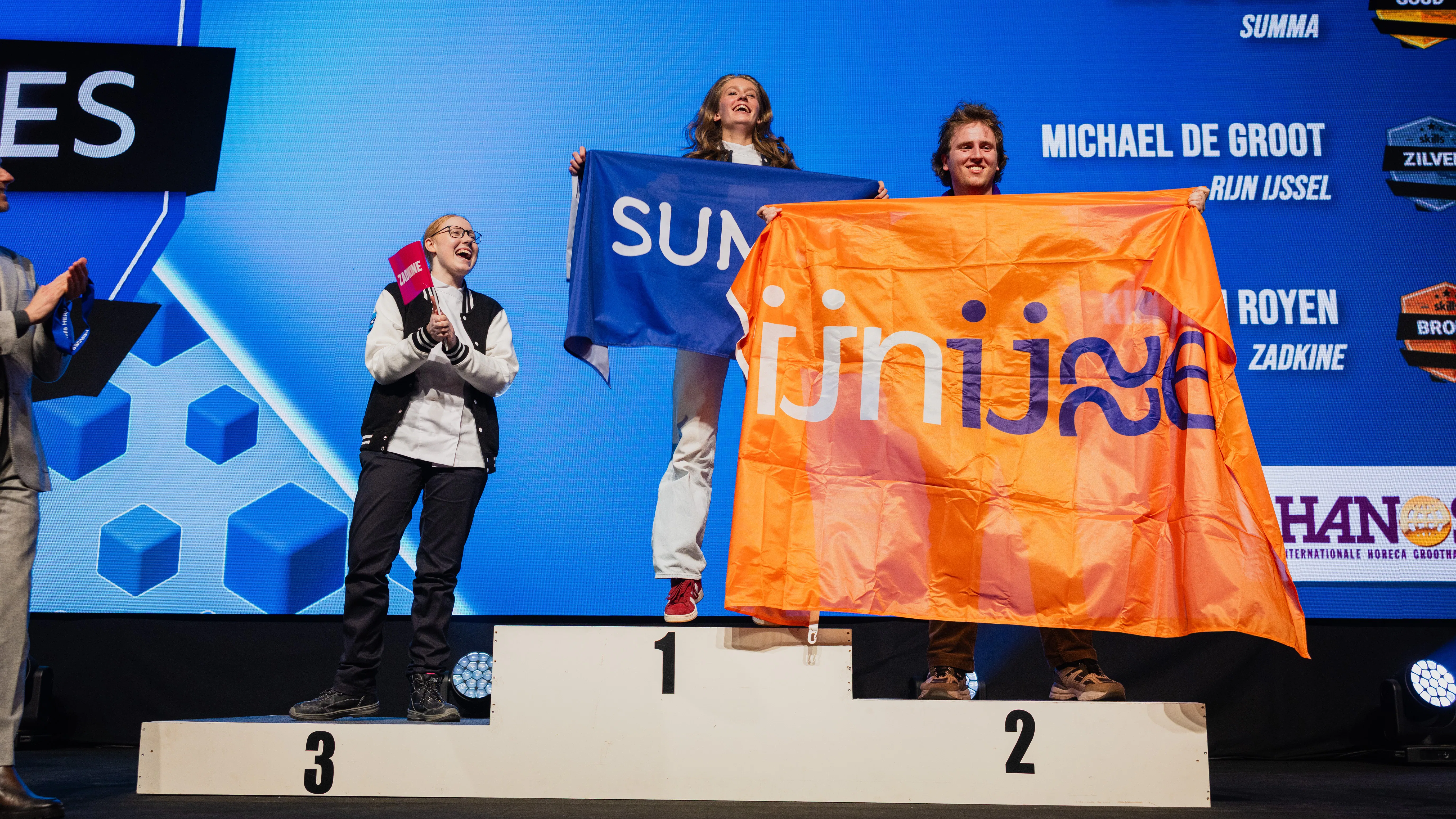 Lize de Wildt op het erepodium, geflankeerd door Michael de Groot (2e) en Kim van Royen. Foto's: Skills 