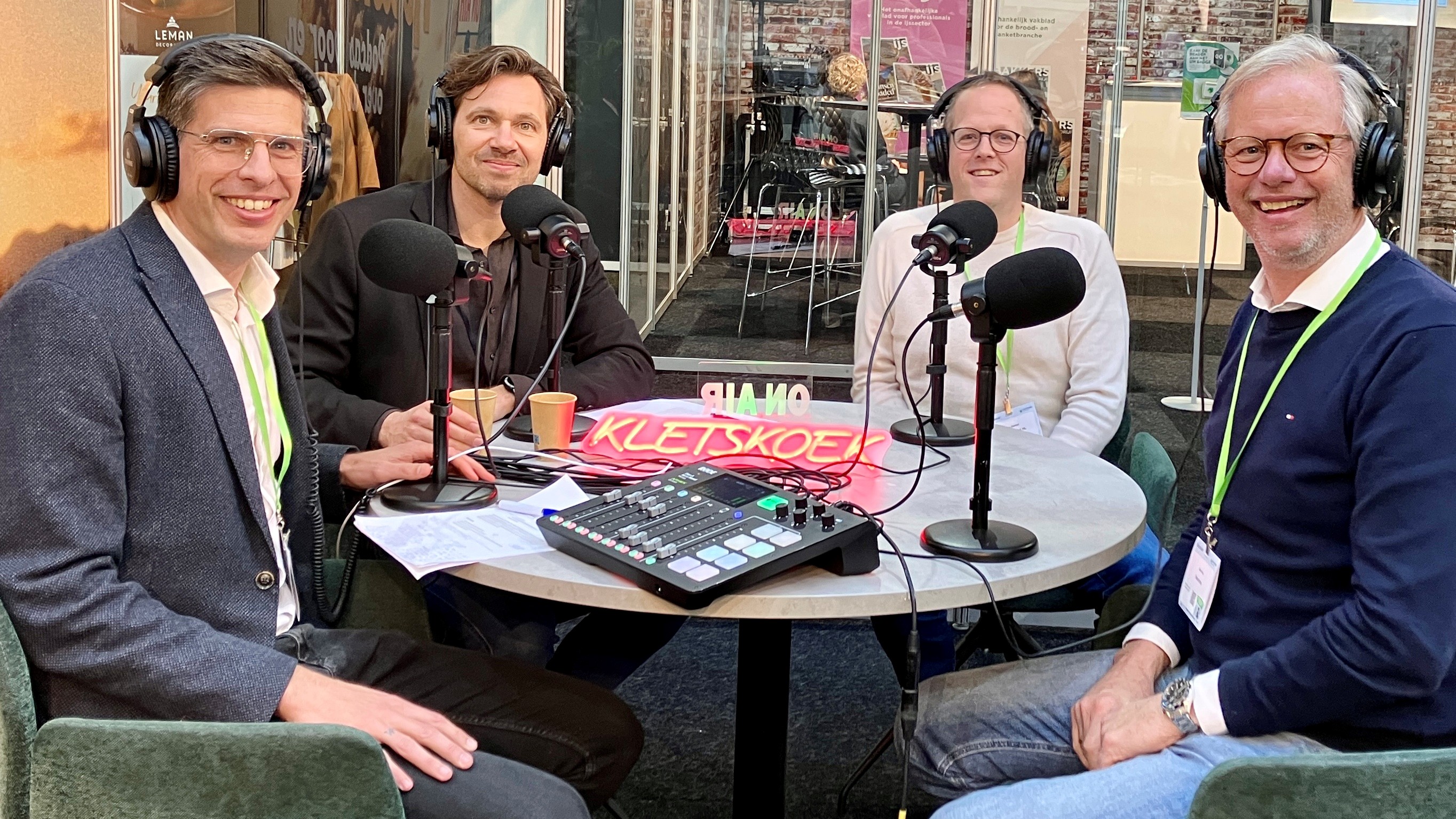 Podcasthosts Willem Paul de Mooij (links) en Ivo van Dijkhuizen in gesprek met smaakkenners Rudy Dekker en Bert Vos (rechts).
