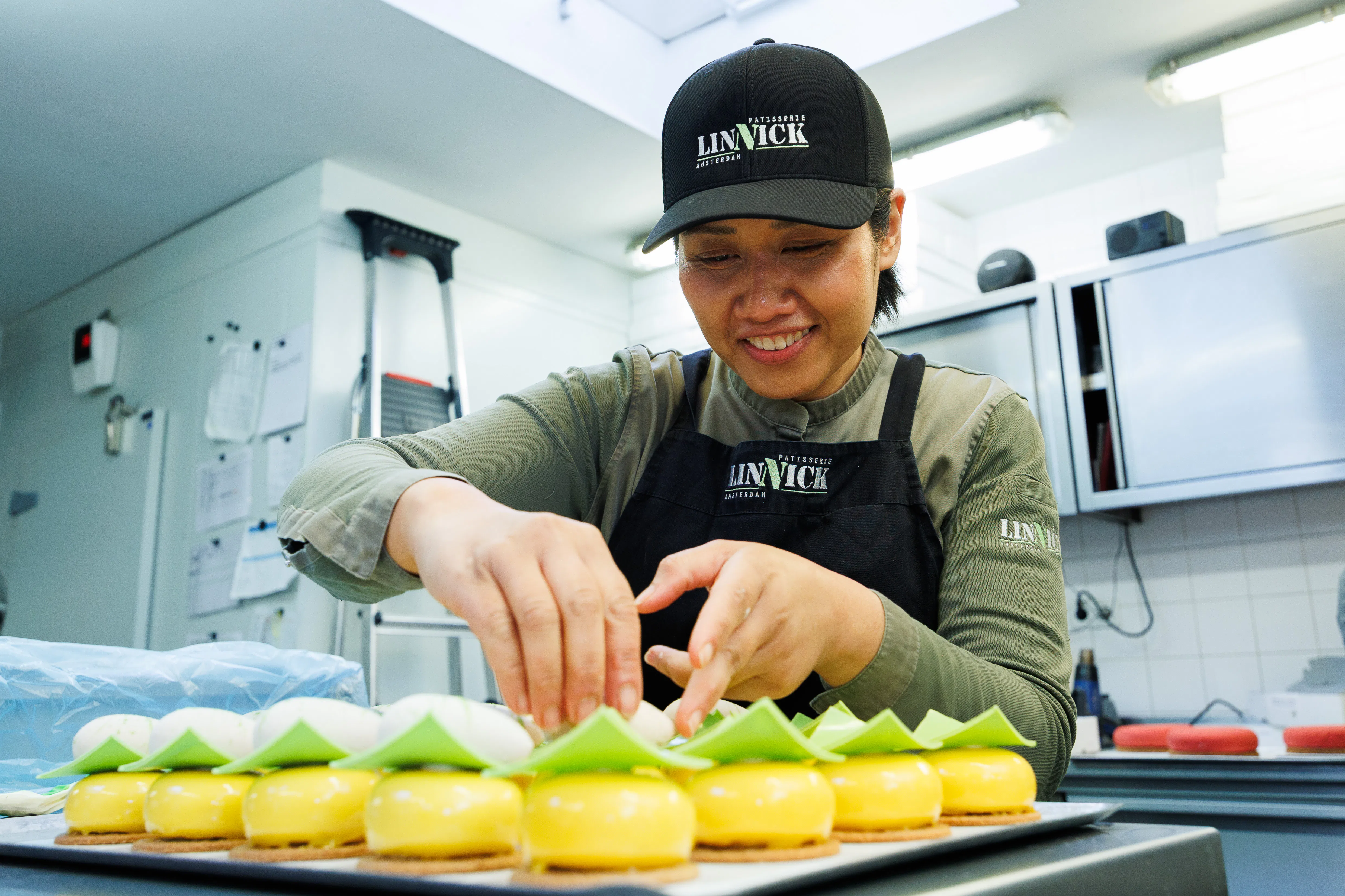 Rostriana Permatasari werkt bij Patisserie Linnick in Amsterdam. Foto: Diederik van der Laan