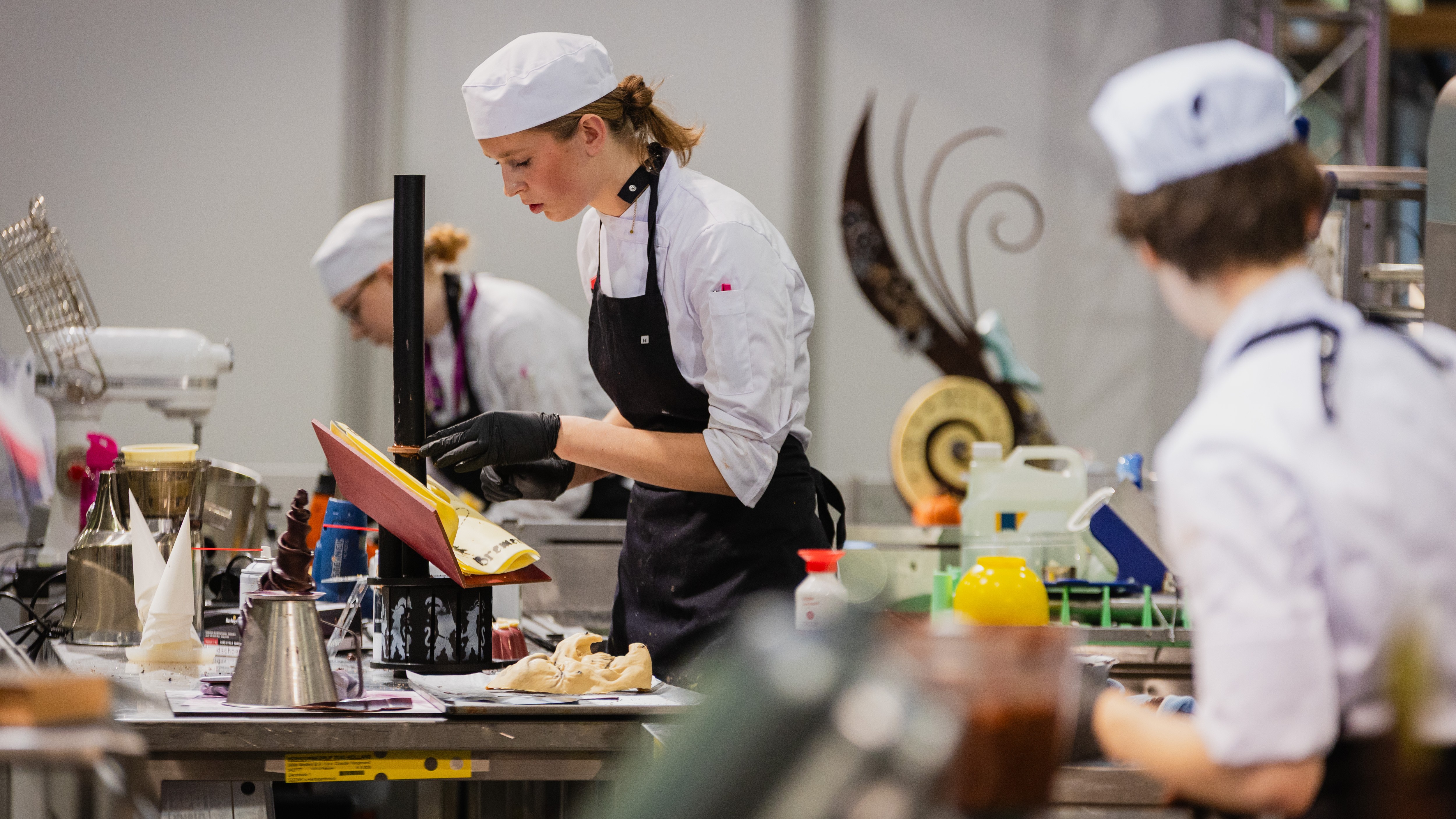 Lize de Wildt begint aan haar showstuk. Zij wint uiteindelijk goud bij Skills the Finals in de categorie Patisserie. Foto: Skills