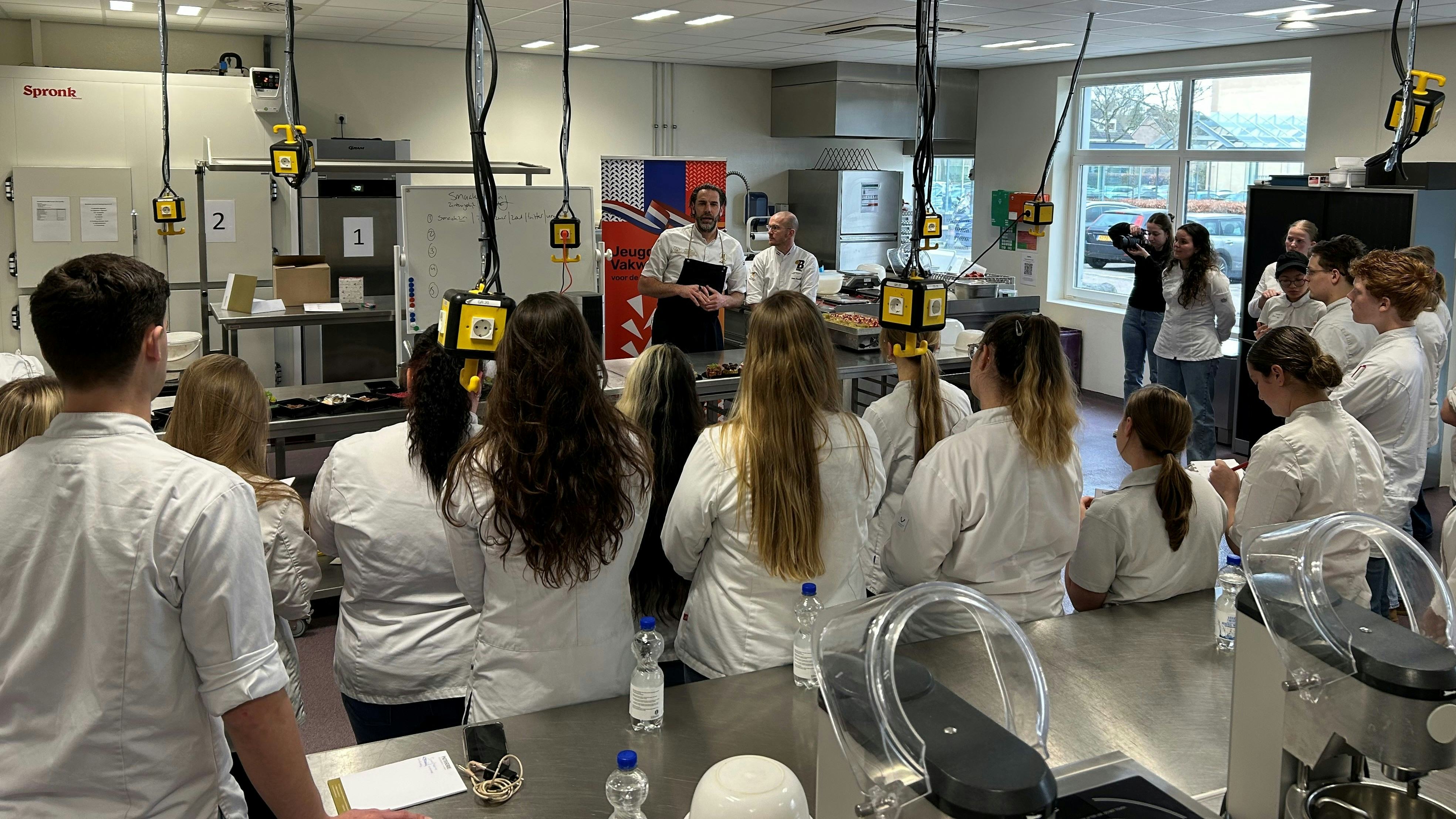 De finalisten hangen aan de lippen van Hidde de Brabander en Daan Hesselink. Foto: St. Jeugdvakwedstrijden