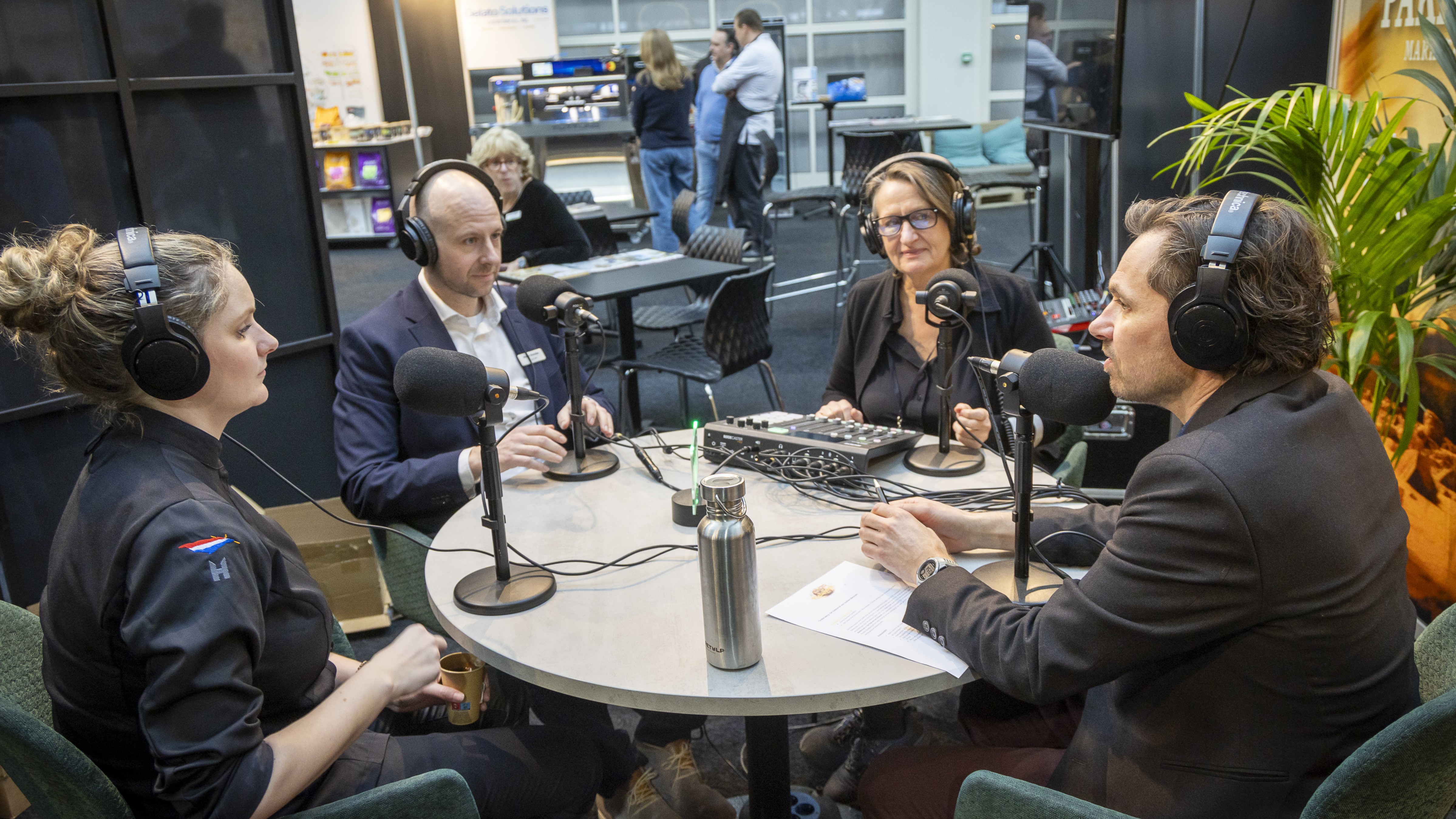 Podcasthosts Ivo van Dijkhuizen (rechts) en Anne Mieke Ravenshorst en in gesprek met Martijn Brandse en Kiki Suijckerbuijck (links). Foto: Koos Groenewold