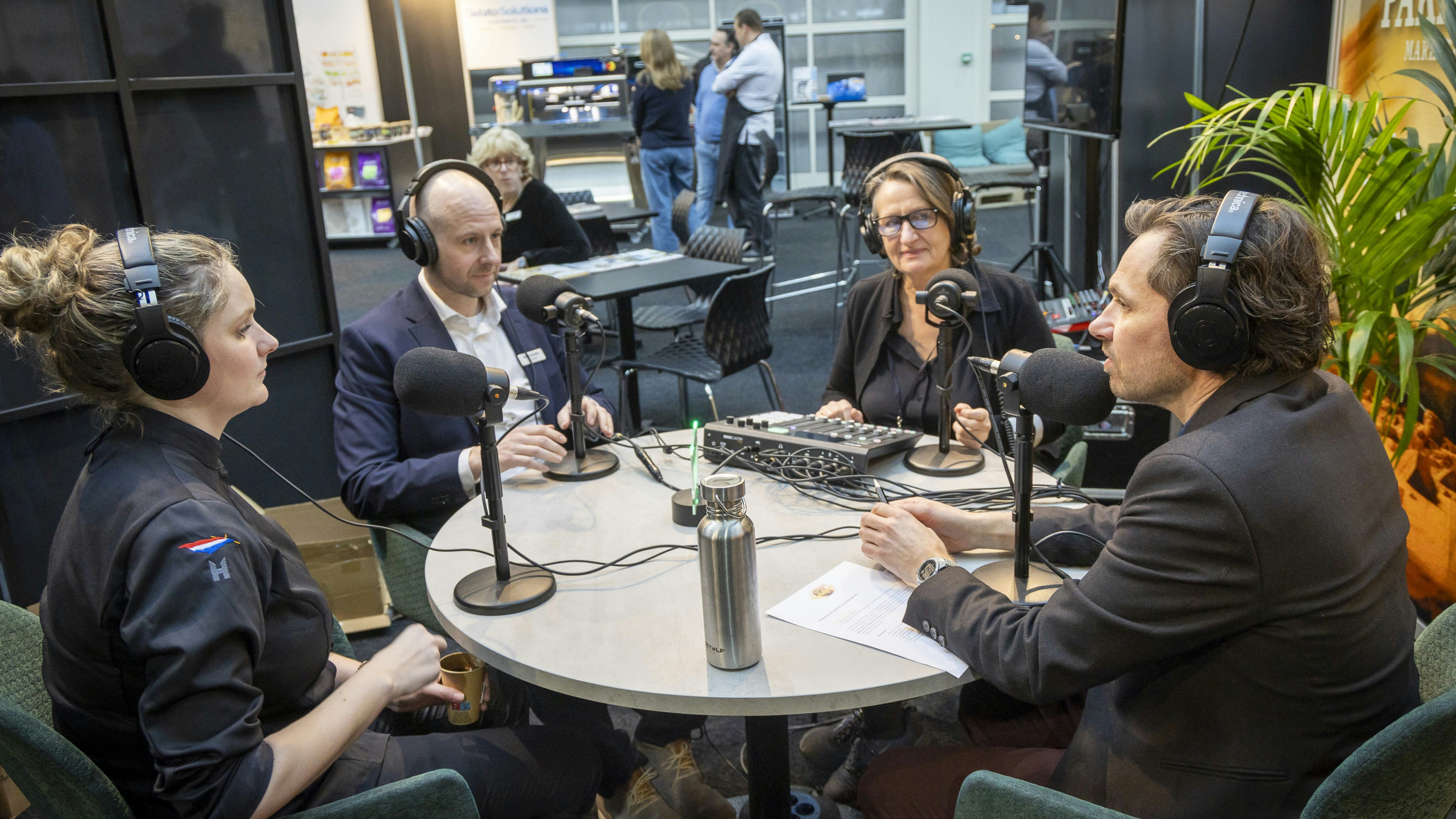 Podcasthosts Ivo van Dijkhuizen (rechts) en Anne Mieke Ravenshorst en in gesprek met Martijn Brandse en Kiki Suijckerbuijck (links). Foto: Koos Groenewold