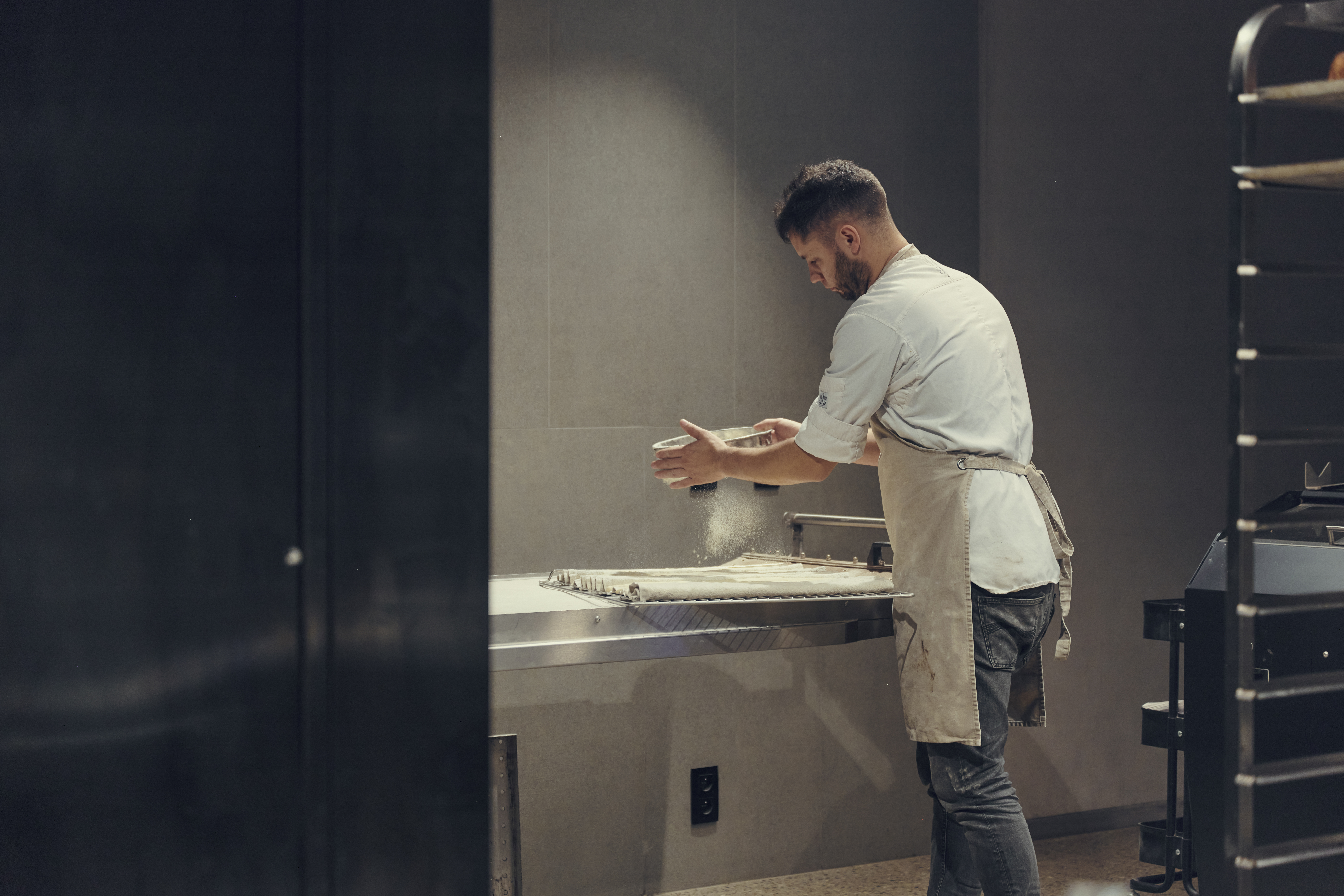 Joost Arijs aan het werk in zijn broodbakkerij. Foto: Damon De Backer 