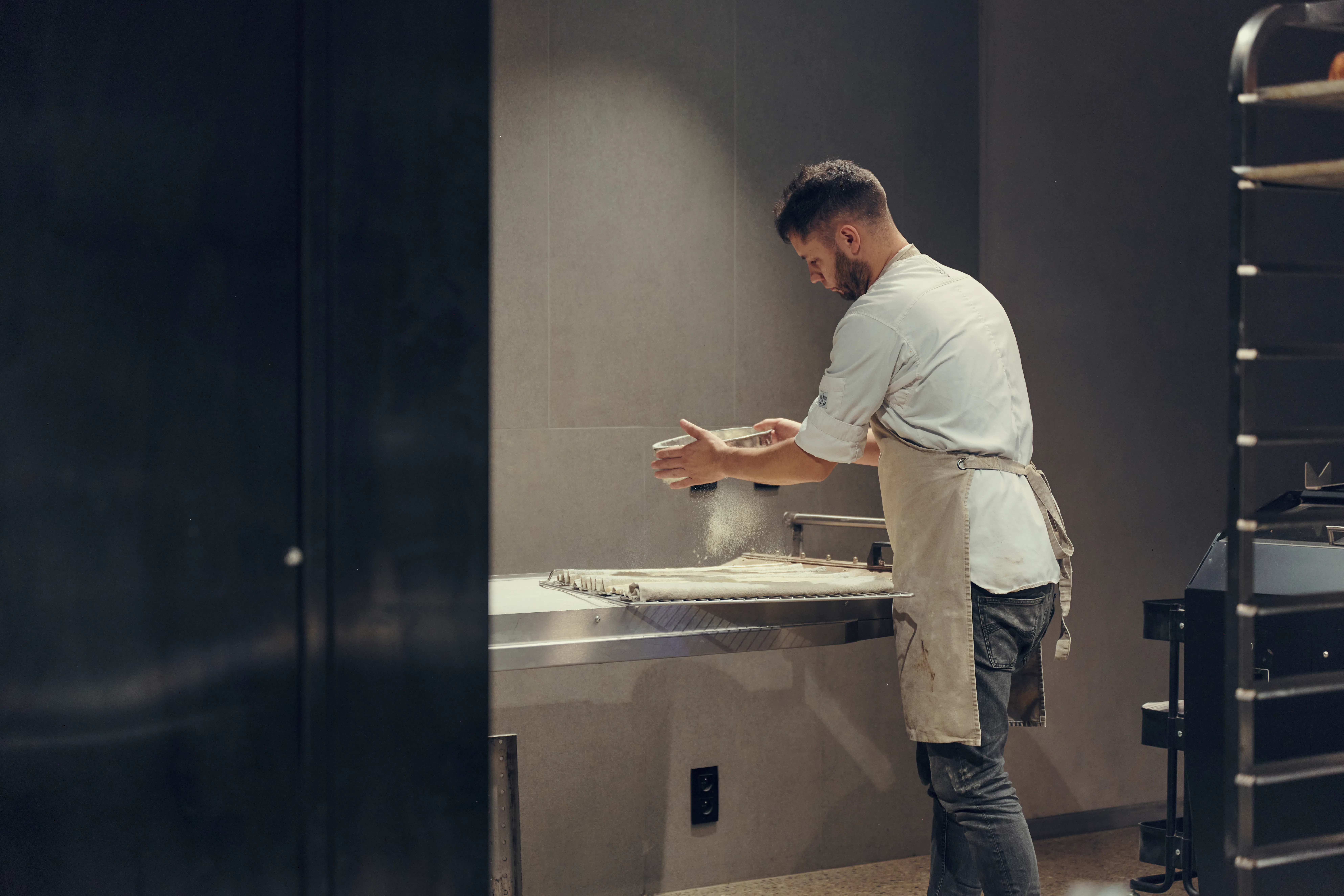 Joost Arijs aan het werk in zijn broodbakkerij. Foto: Damon De Backer