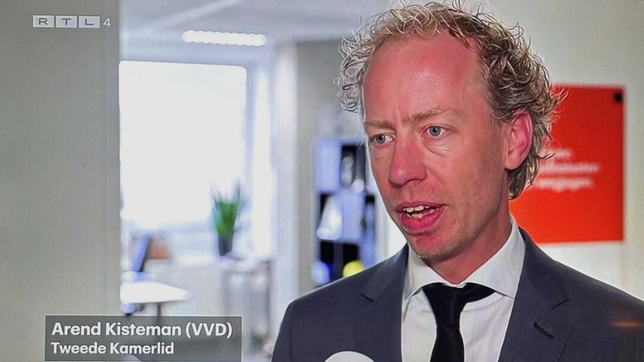 VVD'er Arend Kisteman wordt geïnterviewd door RTL Nieuws. Foto: still