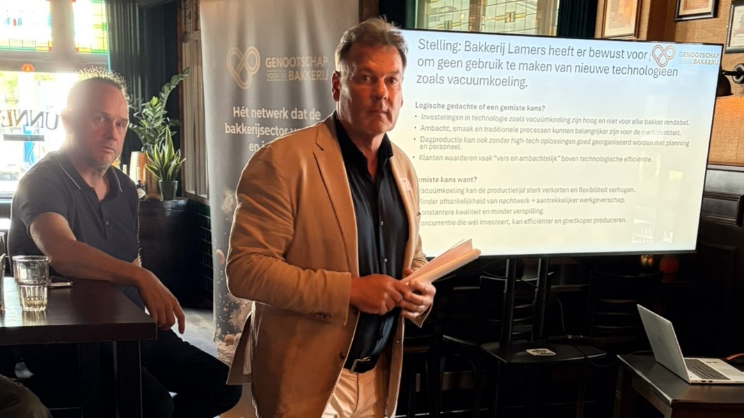 Peter Eversdijk leidt de discussie over vacuümkoelen. Foto's: Genootschap