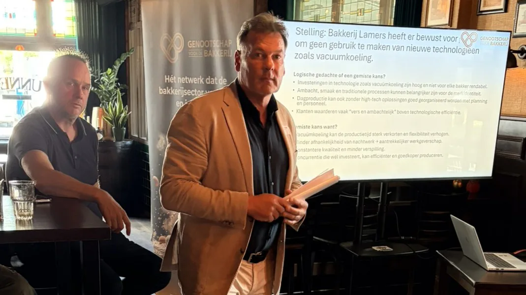 Peter Eversdijk leidt de discussie over vacuümkoelen. Foto's: Genootschap