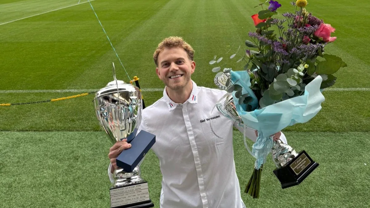 Giel Vermeulen met de trofee van 2026 en de wisseltrofee. 'Die gaat mee terug naar huis.' Foto: Bakkertje Deeg