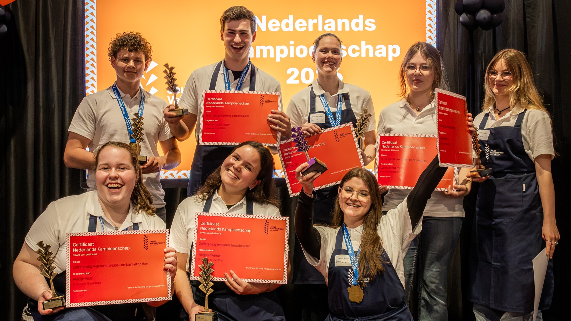 Acht trotse kampioenen. Foto: Stichting Jeugdvakwedstrijden