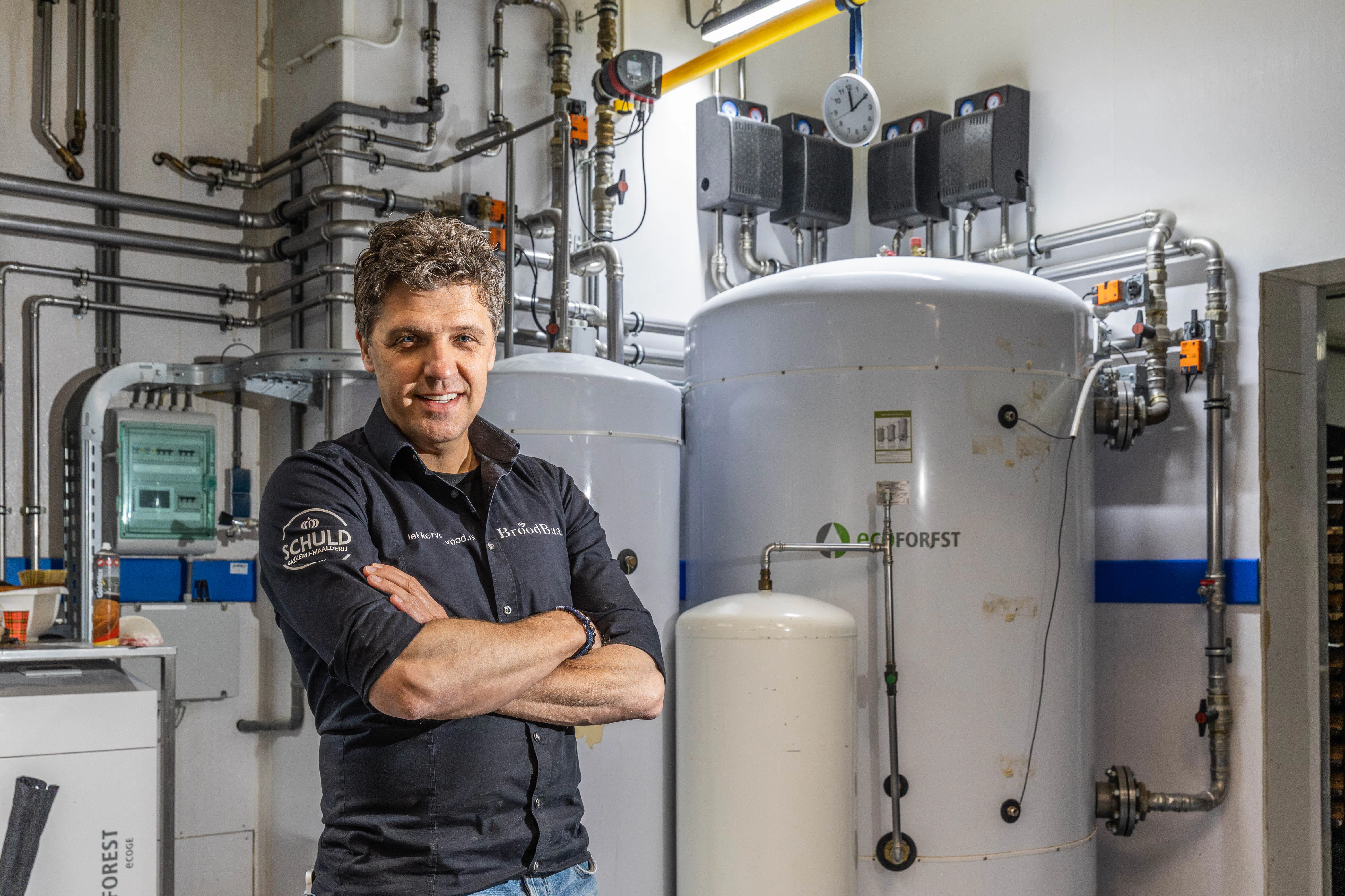 Jan-Aart Schuld slaat warmte op in de bodems en hergebruikt de energie van de ovens. Ook gaat hij water oppompen.