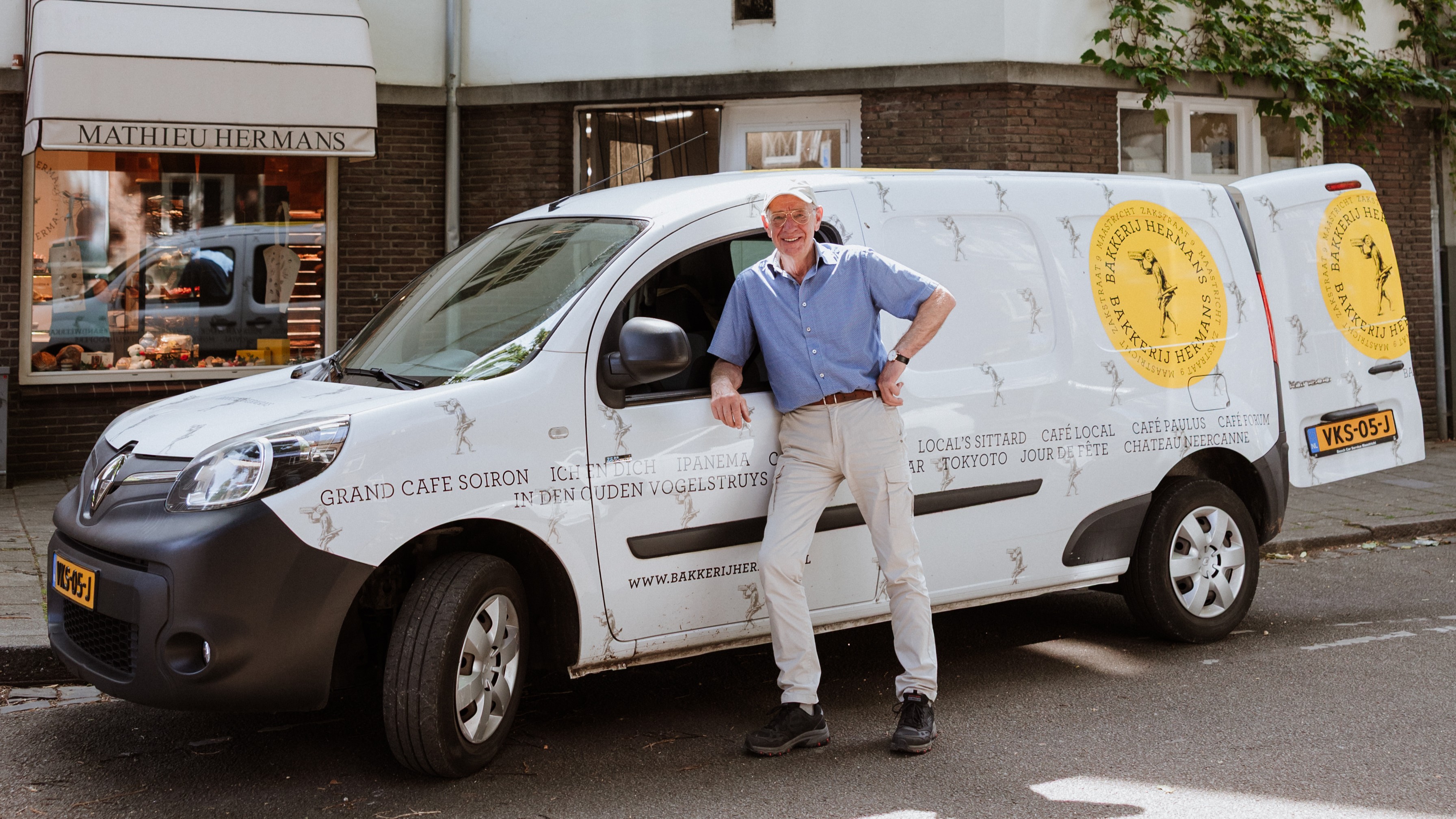 Carmens oom Harrie Hermans is een van de bezorgers. Foto's: Hermans