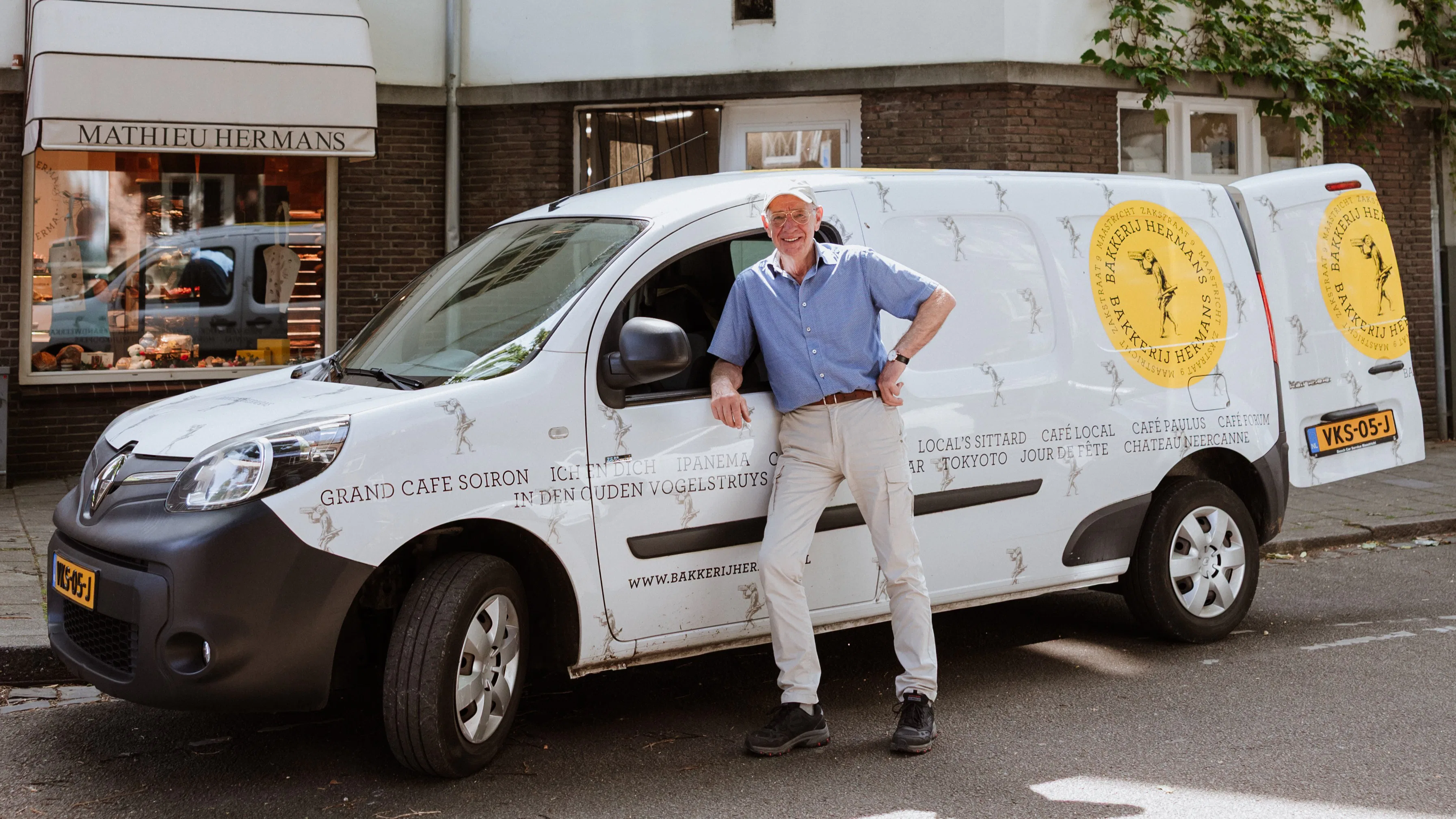 Carmens oom Harrie Hermans is een van de bezorgers. Foto's: Hermans