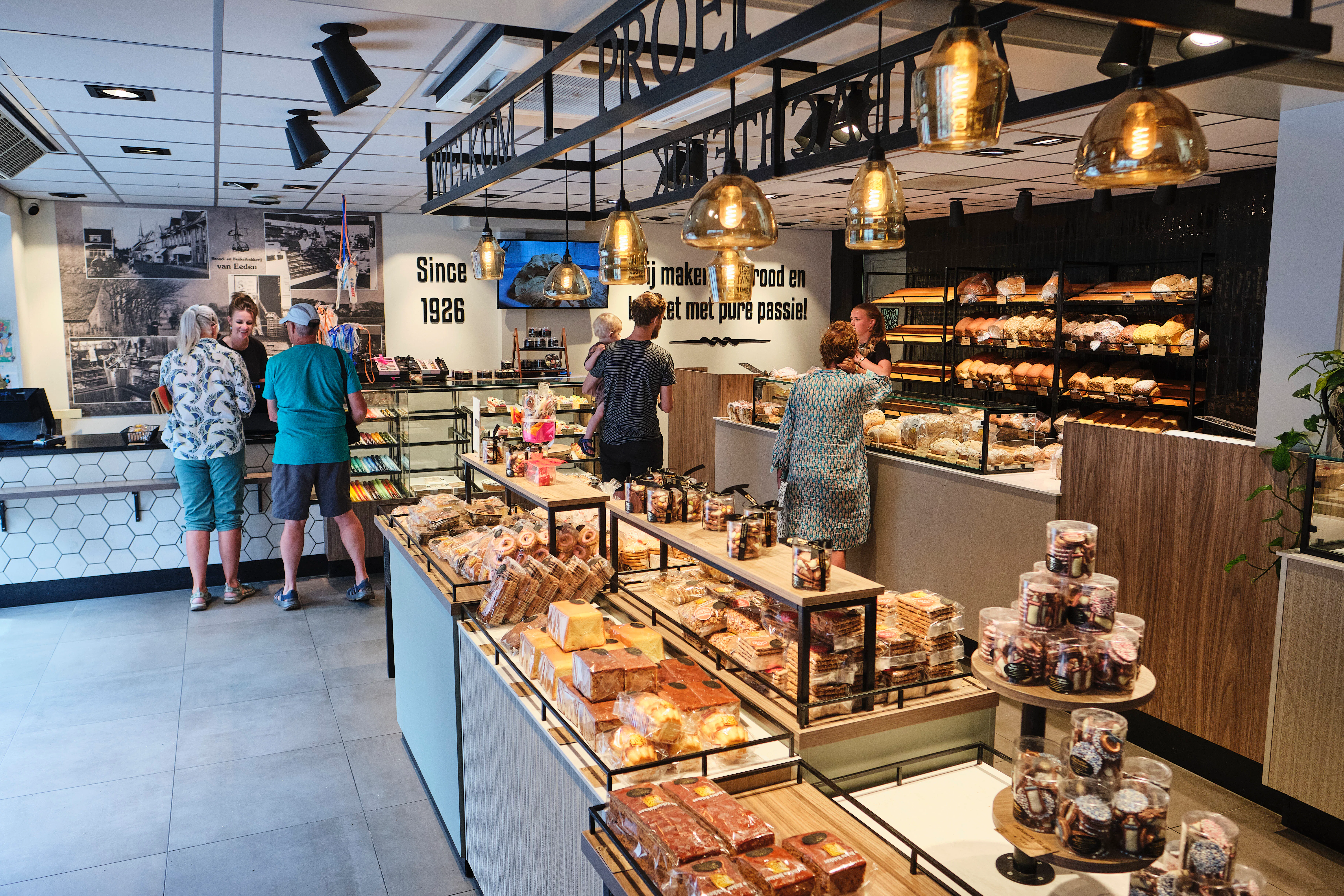 De winkel bij de compleet vernieuwde bakkerij van Echte Bakker Van Eeden. Foto's: Fred Libochant