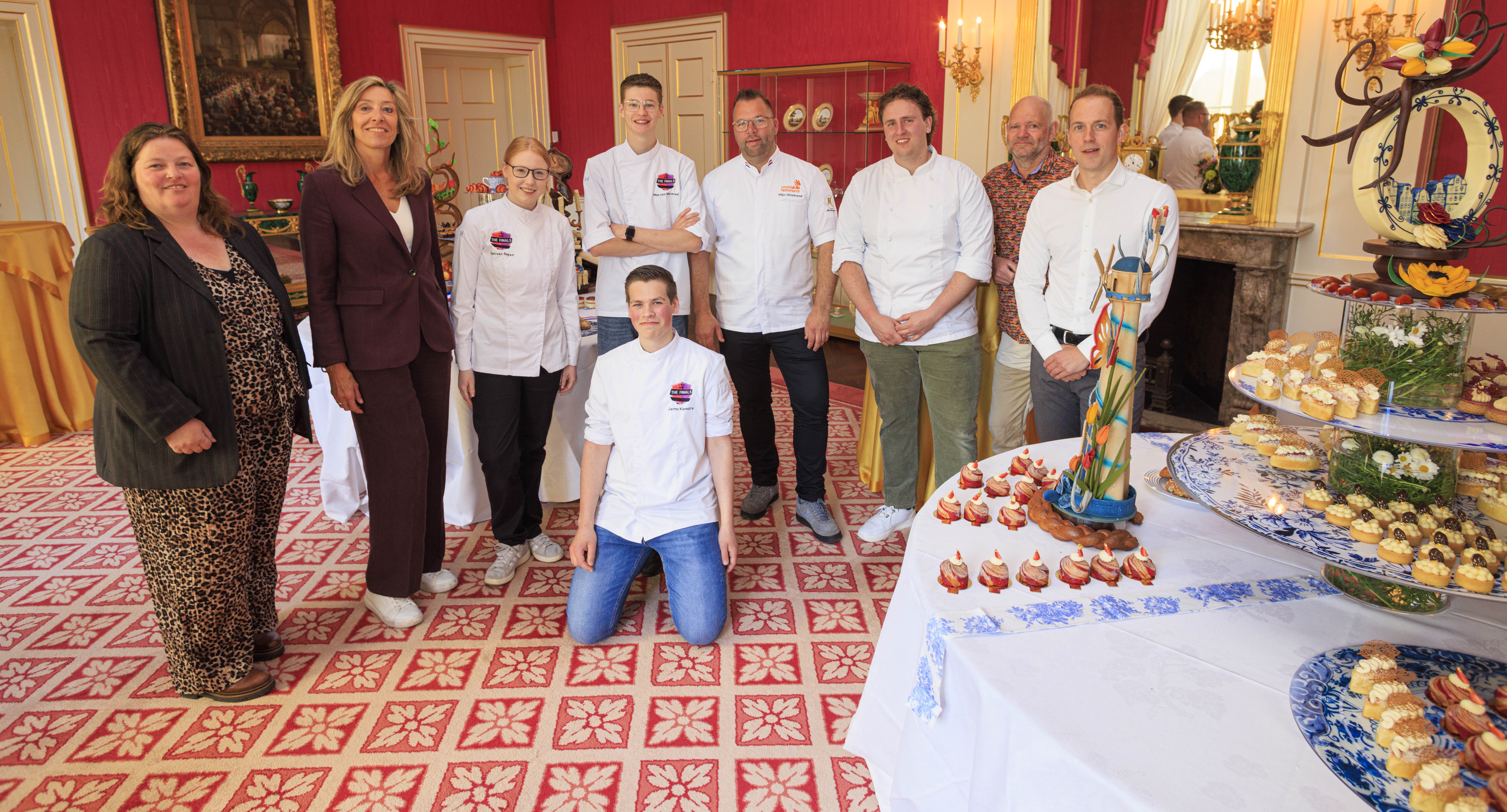 Staand van links naar rechts: Arlette van der Vliet (NBOV), Marie-Hélène Zengerink (NBOV), Kim van Royen (Zadkine), Max van Nieuwaal (Summa), Hiljo Hillebrand (Meester Boulanger & coach), Michael de Groot (Rijn IJssel), Martijn Stoekenbroek (Etalagestylist), Stefan van Daalen (Brood&Ko & bestuur Jeugd Vakwedstrijden. Zittend: Jarno Kienstra (Noorderpoort).
Foto: Casper van Dort