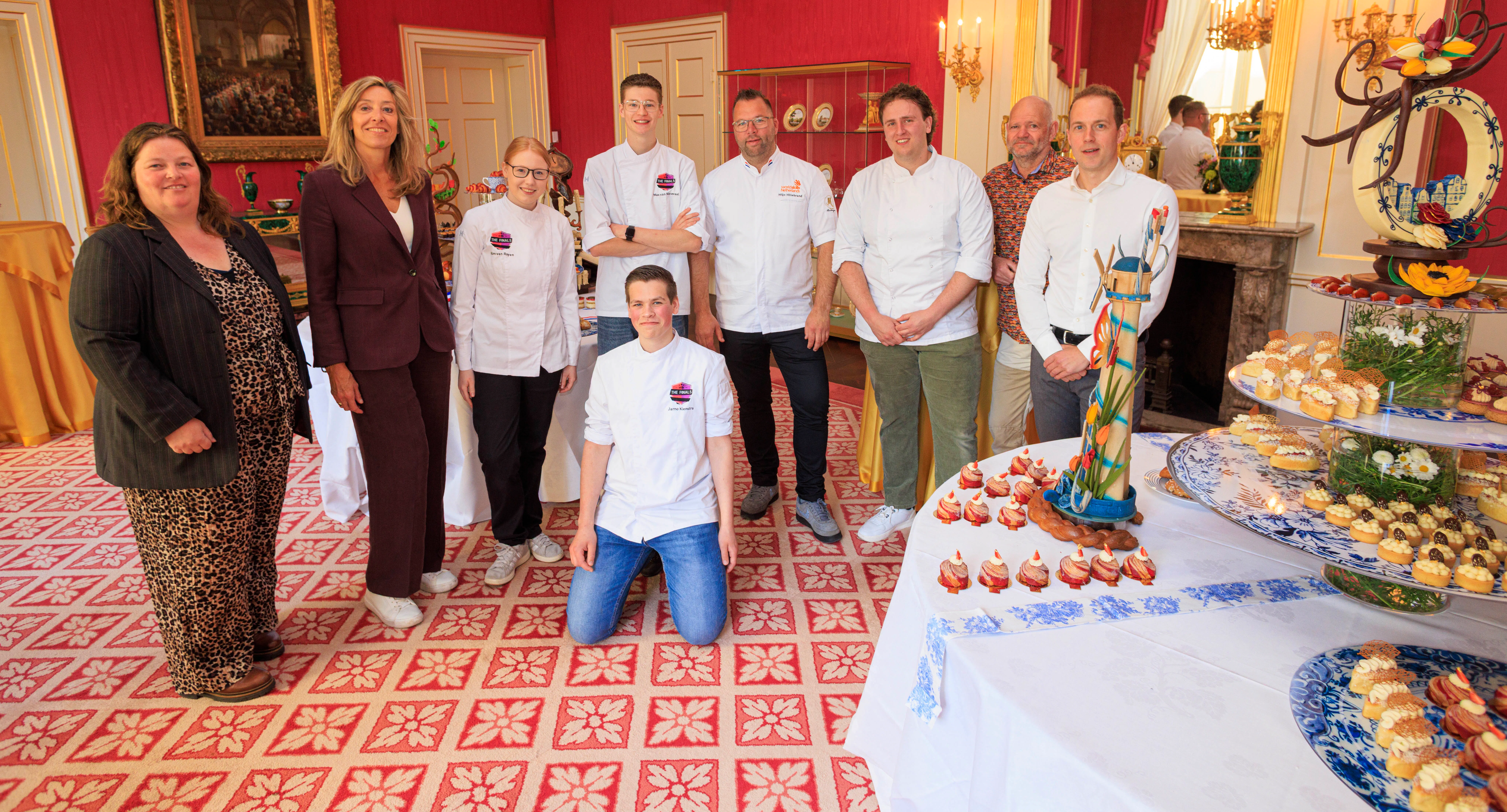 Staand van links naar rechts: Arlette van der Vliet (NBOV), Marie-Hélène Zengerink (NBOV), Kim van Royen (Zadkine), Max van Nieuwaal (Summa), Hiljo Hillebrand (Meester Boulanger & coach), Michael de Groot (Rijn IJssel), Martijn Stoekenbroek (Etalagestylist), Stefan van Daalen (Brood&Ko & bestuur Jeugd Vakwedstrijden. Zittend: Jarno Kienstra (Noorderpoort).
Foto: Casper van Dort