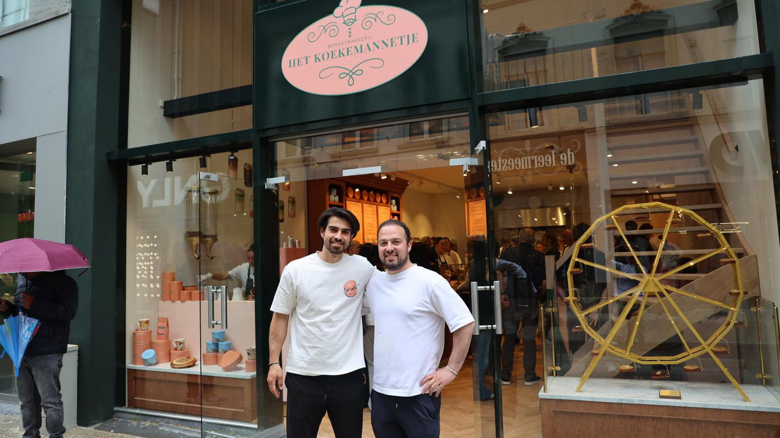 David Vorst (l) en Alain Leons voor de nieuwe winkel in Eindhoven. Foto: Het Koekemannetje