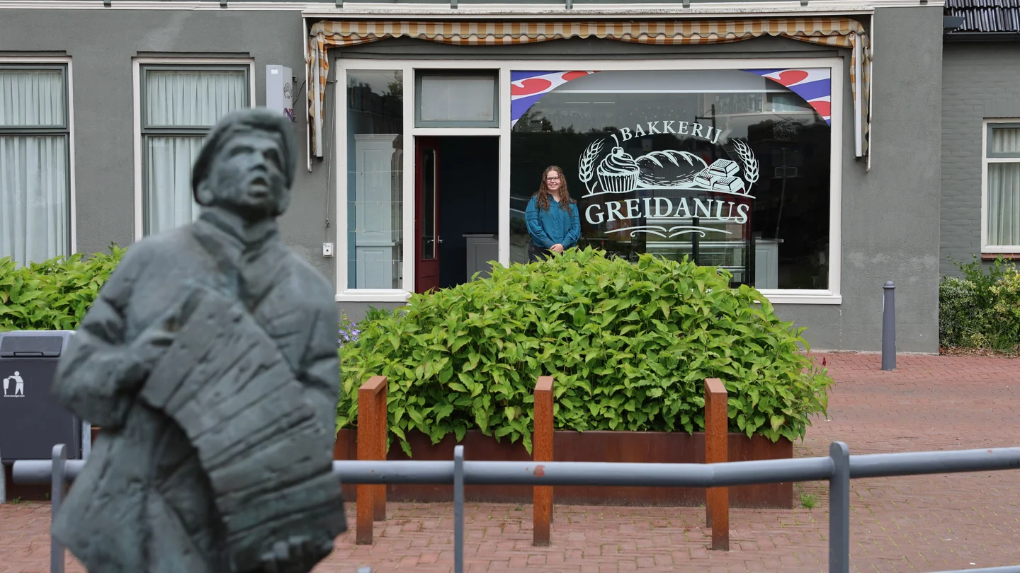 Sanne Greidanus voor de bakkerij in Jubbega. Foto: Rudy Bouma