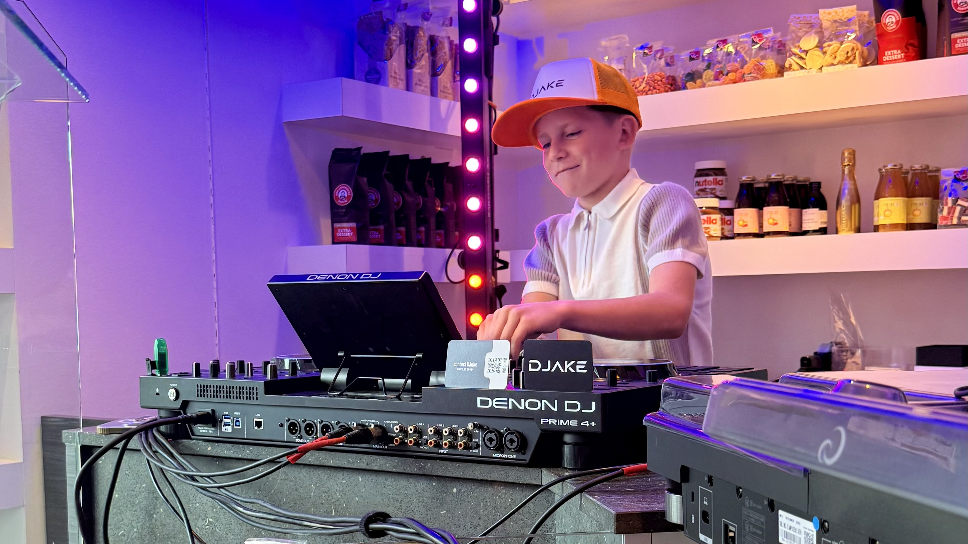 De klanten worden getrakteerd op een heuse rave. Achter het mengpaneel Djake (Jake Vandoorne, 9 jaar). Djake draaide samen met DJ Le Gris en DJ Sam. Foto's: Beyls