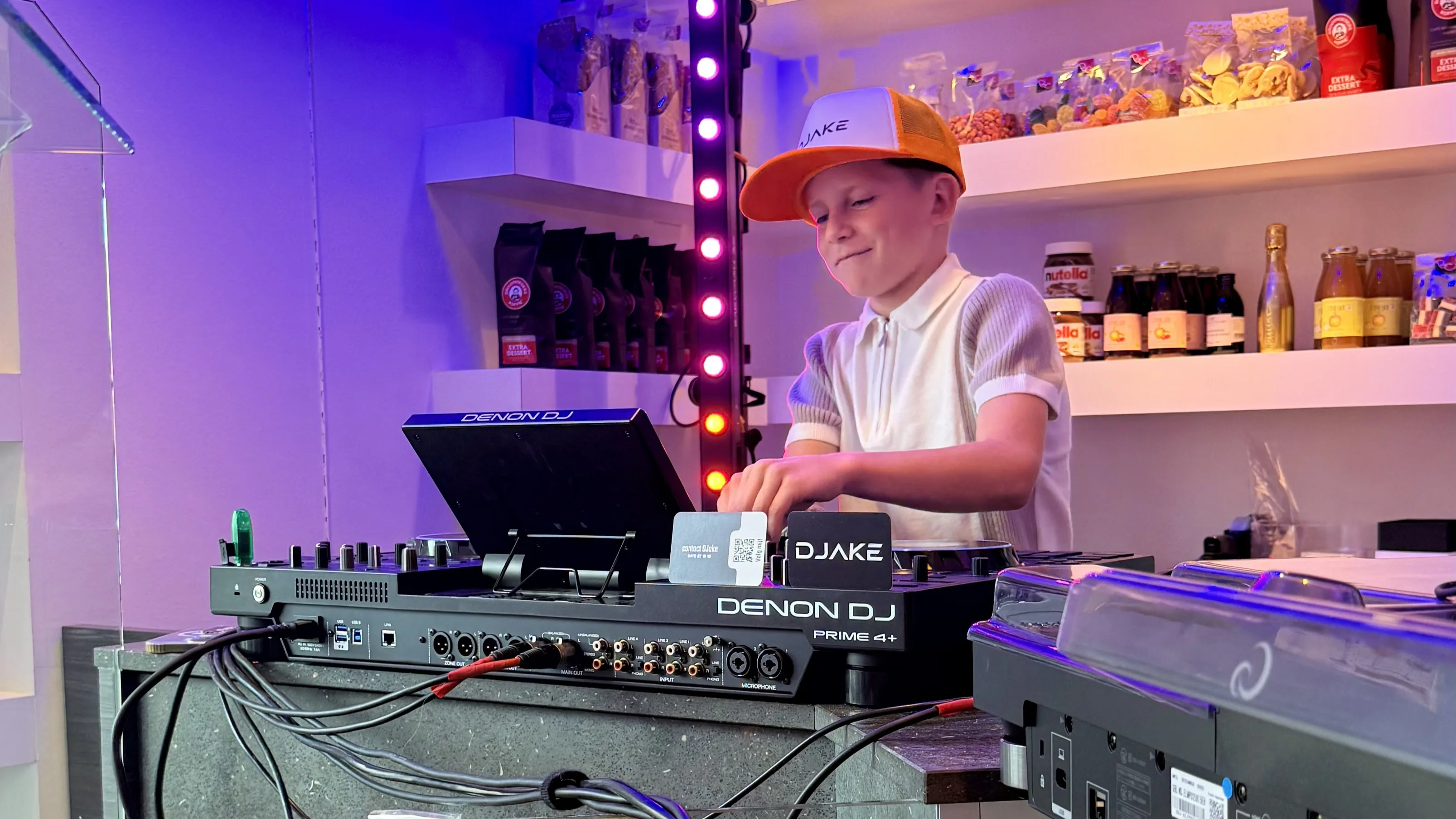 De klanten worden getrakteerd op een heuse rave. Achter het mengpaneel Djake (Jake Vandoorne, 9 jaar). Djake draaide samen met DJ Le Gris en DJ Sam. Foto's: Beyls