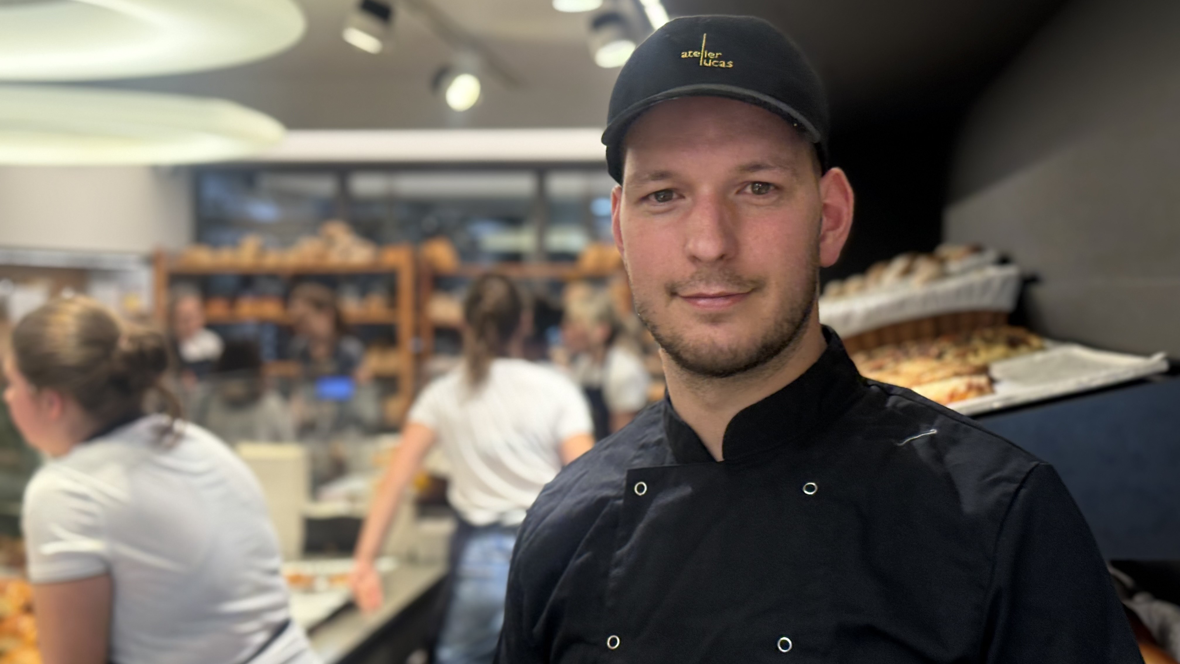 Niels Van De Steen van Patisserie Lucas laat zich inspireren door geurtonen uit parfums. Foto's: Matthias Vanheerentals