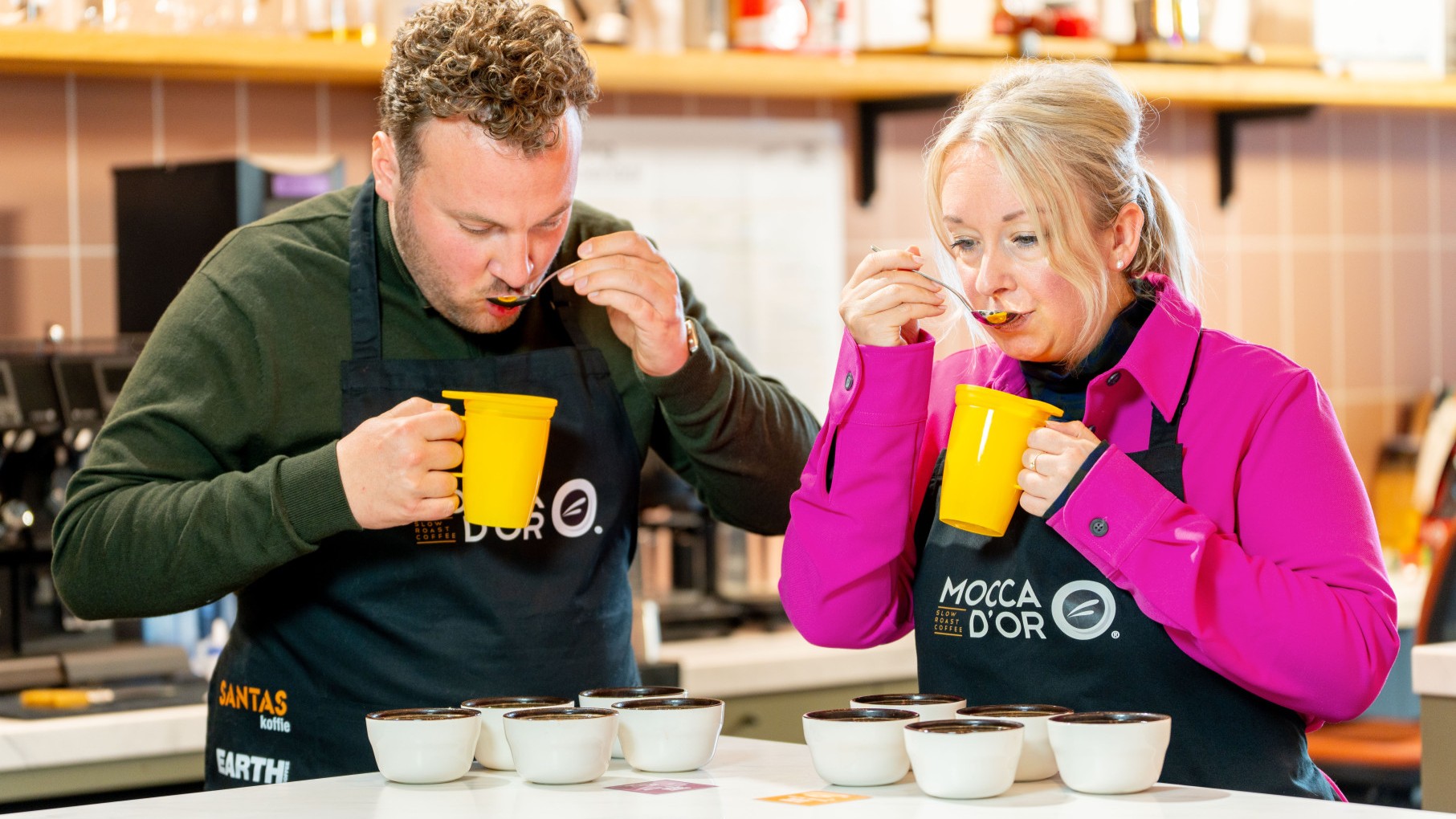 Judith Konsten en Niels te Vaanhold van Mocca d'Or proeven de koffiesmaken. Foto: Mocca d'Or