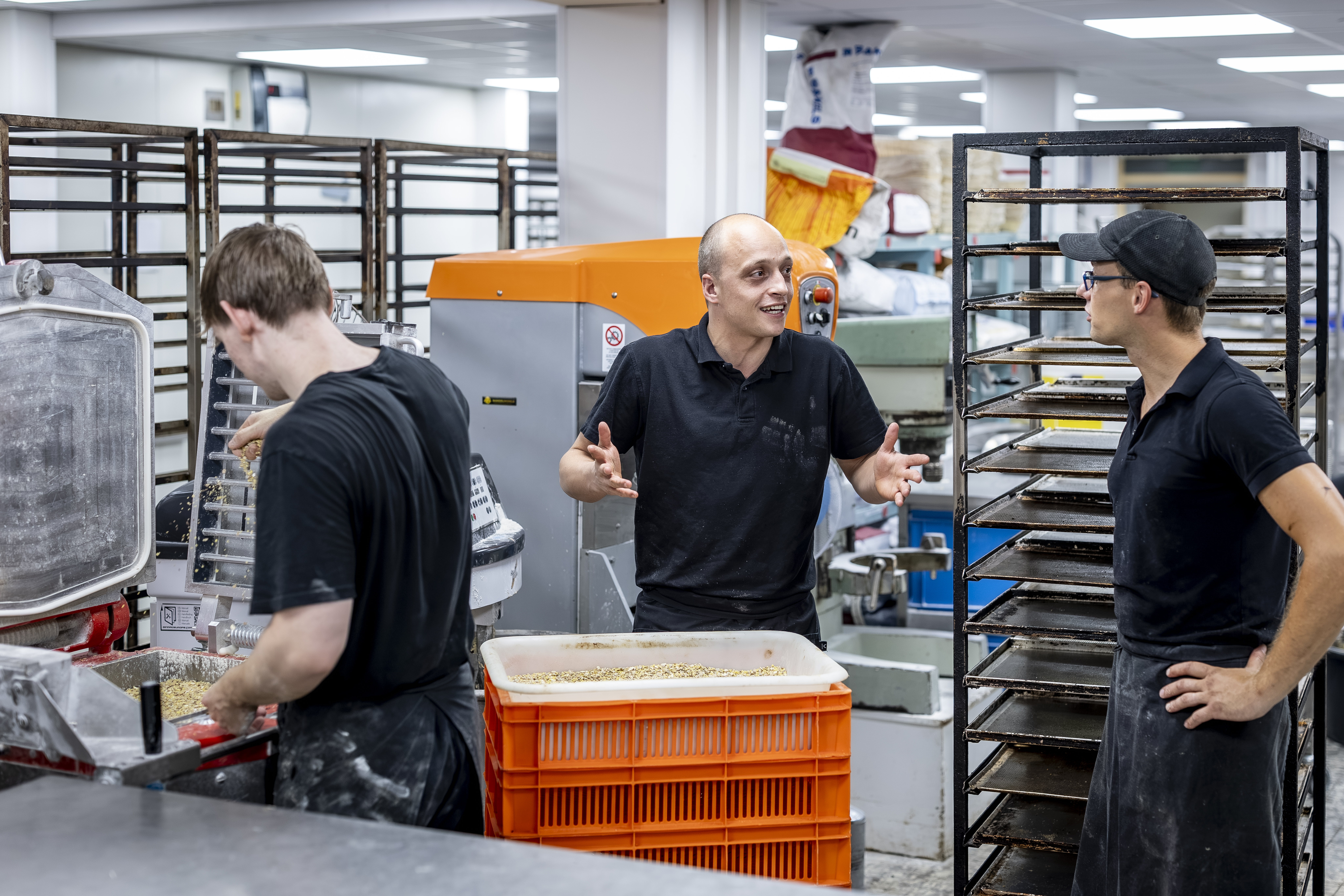 Plezier op de werkvloer is voor de medewerkers en de eigenaren van groot belang, weet Daily Hannen (midden). Foto: Marcel van Hoorn