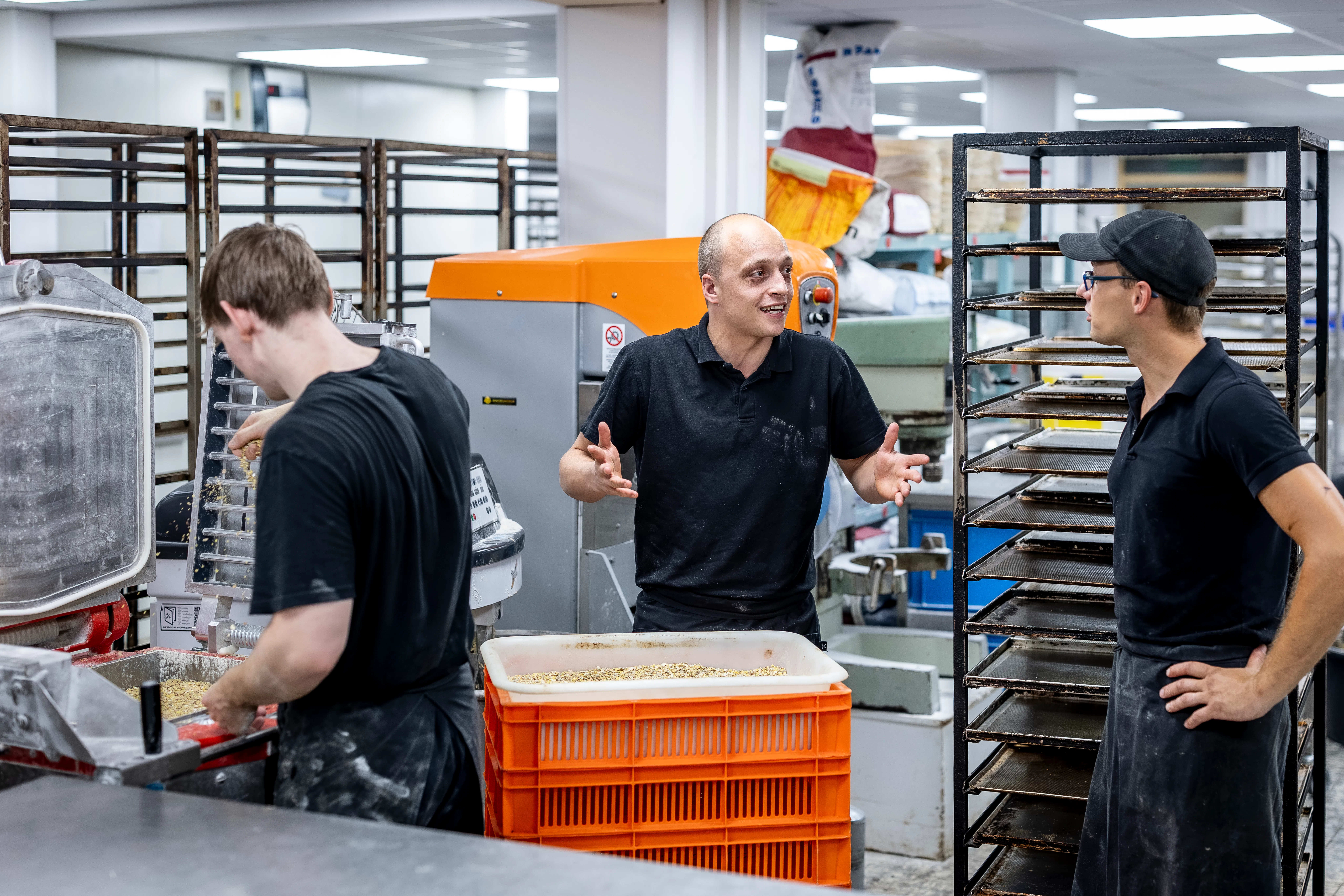Plezier op de werkvloer is voor de medewerkers en de eigenaren van groot belang, weet Daily Hannen (midden). Foto: Marcel van Hoorn