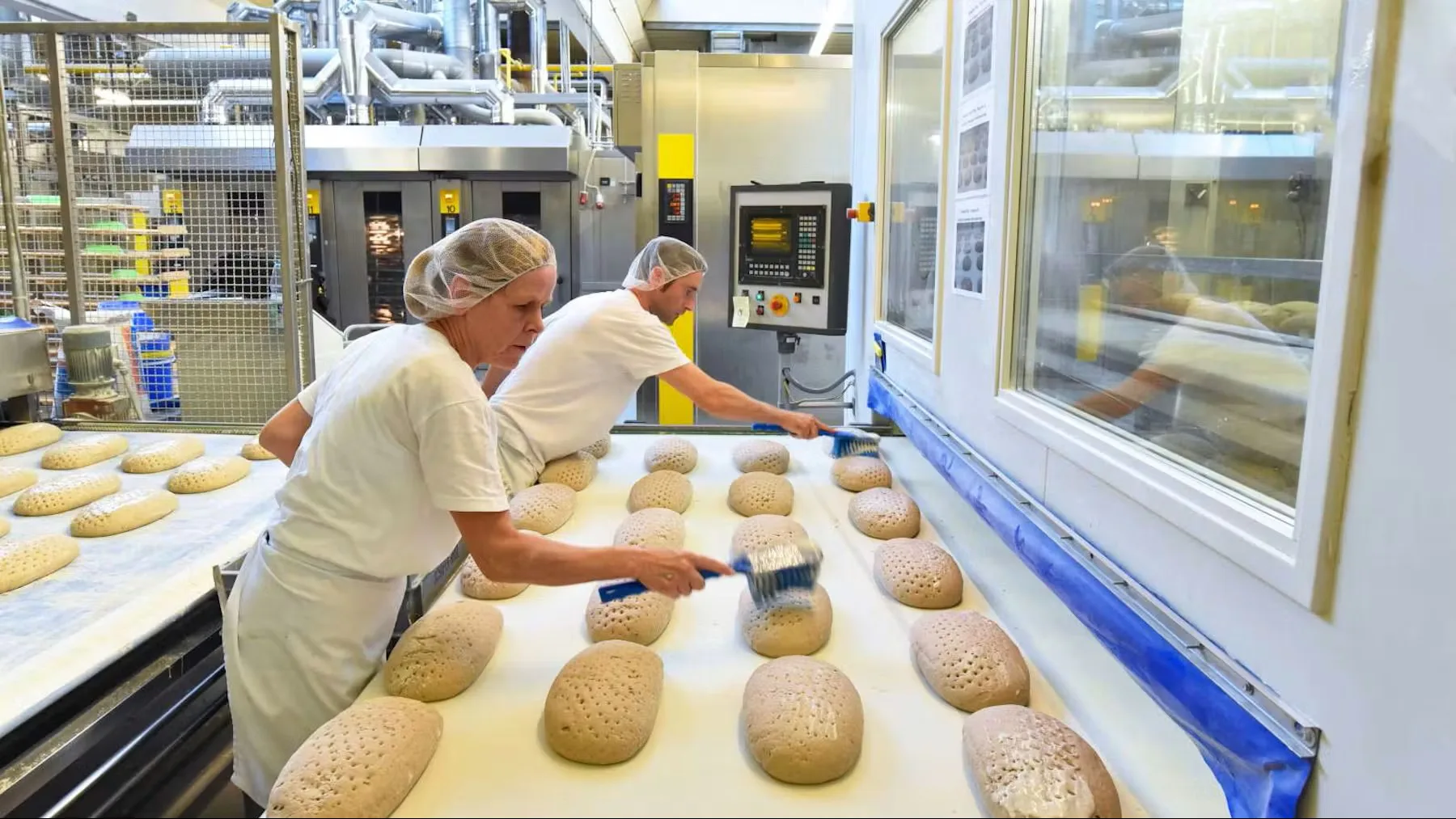 Vooral de prijs van tarwe is afgelopen tijd flink gestegen op de wereldmarkt. Het is de vraag wat en wanneer de bakkerijsector in Nederland daarvan het effect merkt.