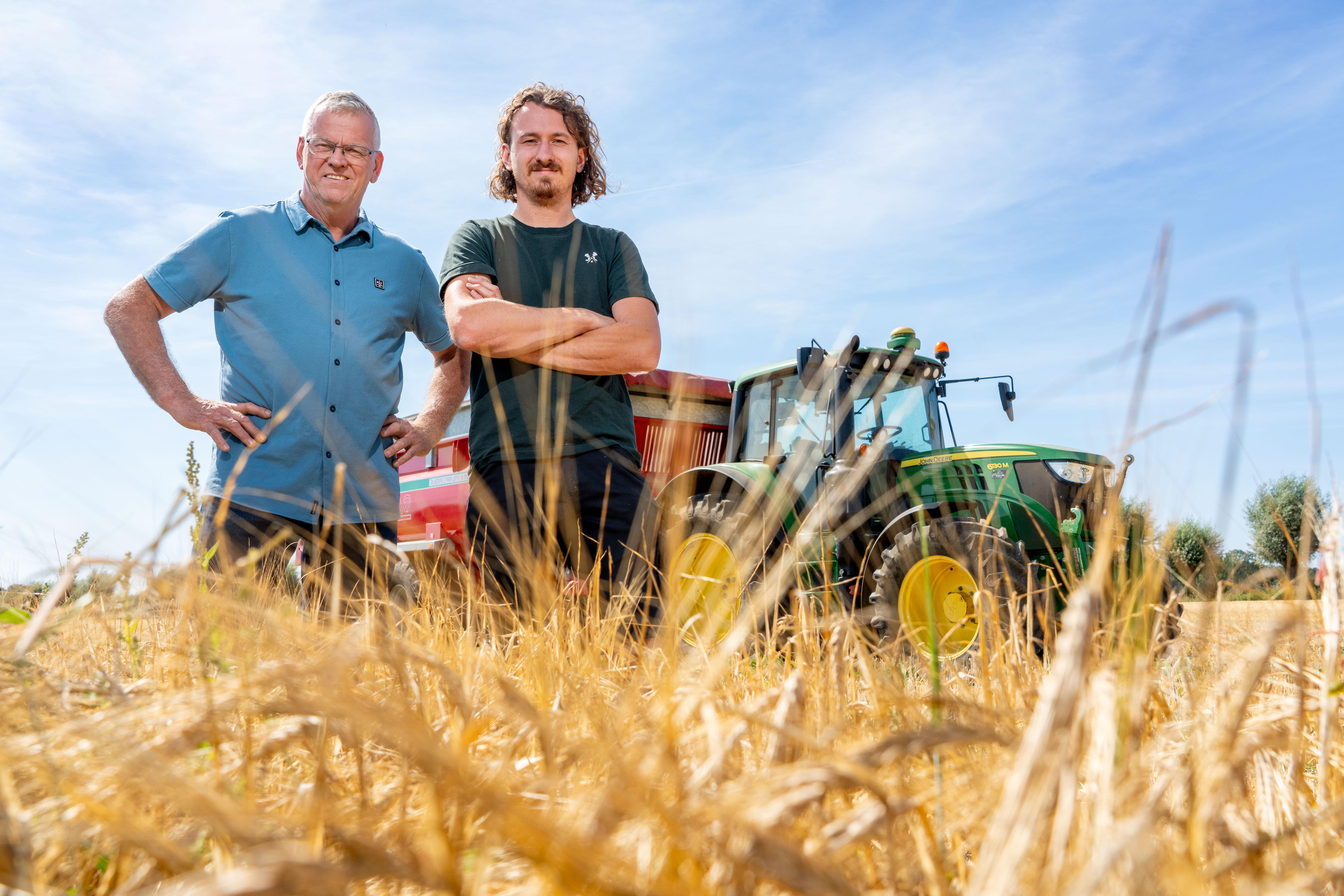 Jan Steverink en zijn zoon Victor komen steeds dichter bij de perfecte kwaliteit Nederlandse baktarwe. Foto's: Jan Willem Schouten