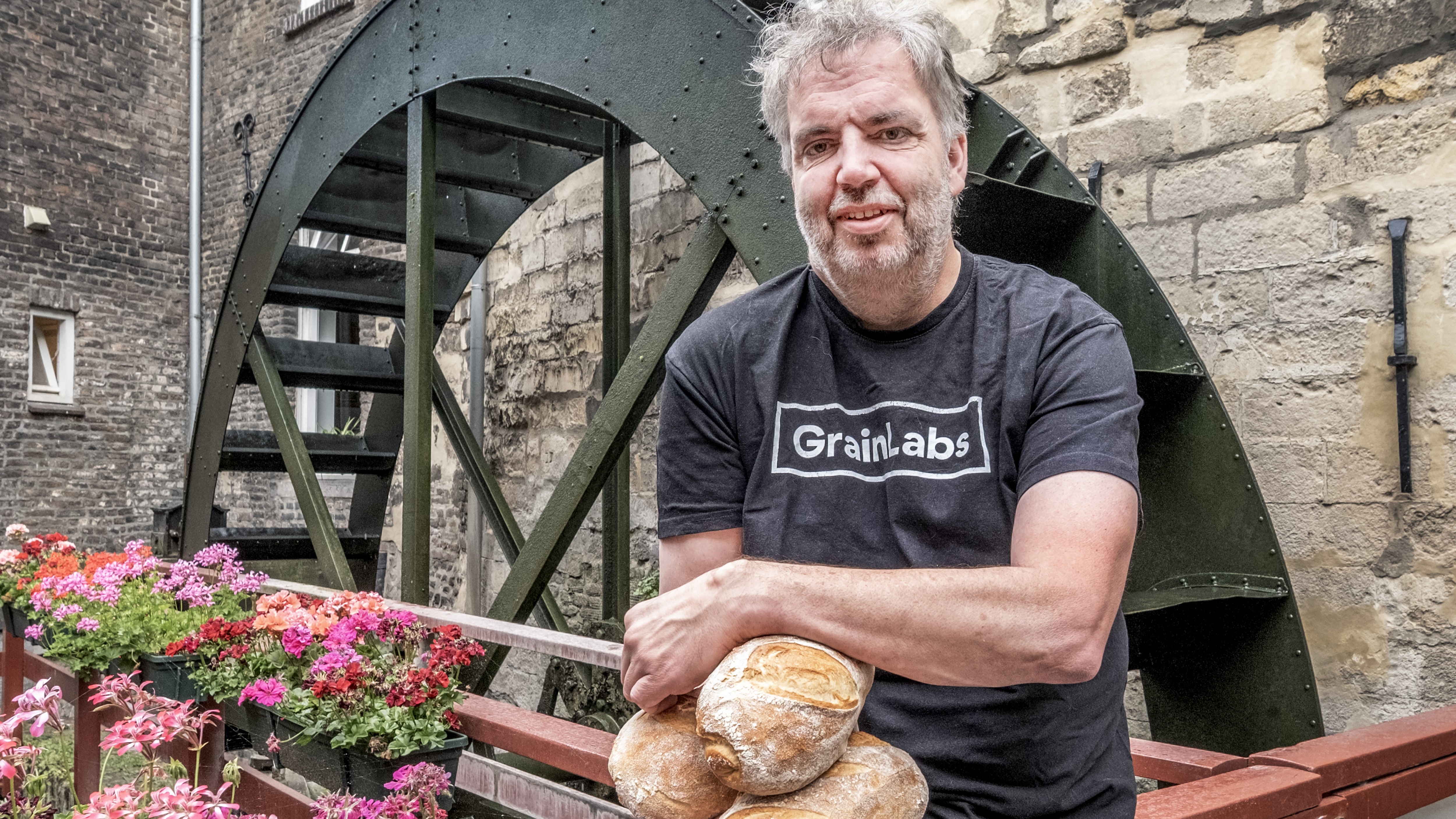 Frank van Eerd bij de Bisschopsmolen, waarvoor hij een bedrijfsleider zoekt. Foto Raymond Rutting/de Volkskrant