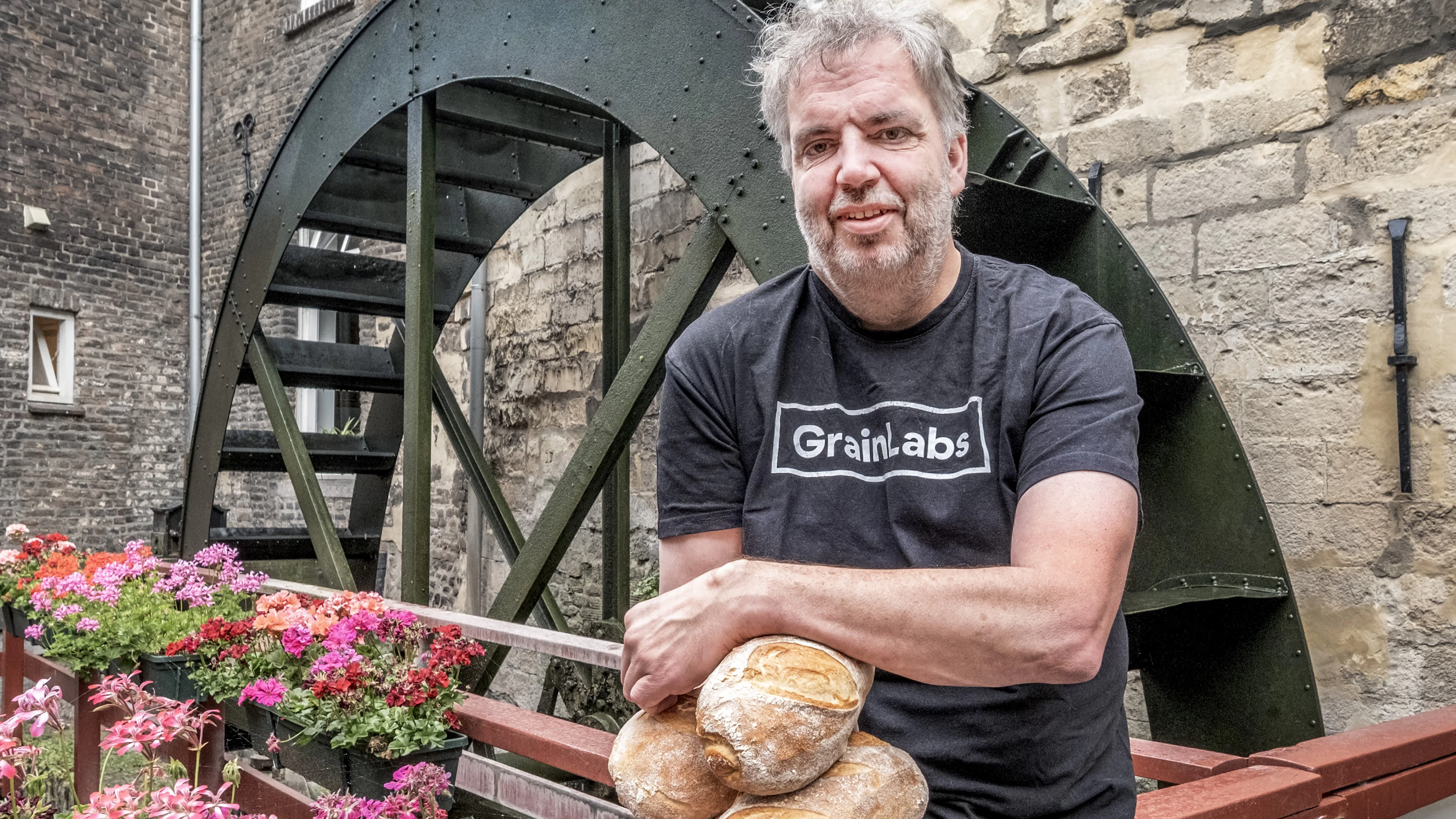 Frank van Eerd bij De Bisschopsmolen, waarvoor hij een bedrijfsleider zoekt. In zijn handen brood dat qua nutriënten is afgestemd op de renners in de Tour de France. Foto Raymond Rutting/de Volkskrant