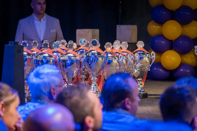 Het spannendste moment van de Bakkersvakwedstrijden: de bekers wachten op ontvangst door de winnaars. Foto's: Piet Haaksma