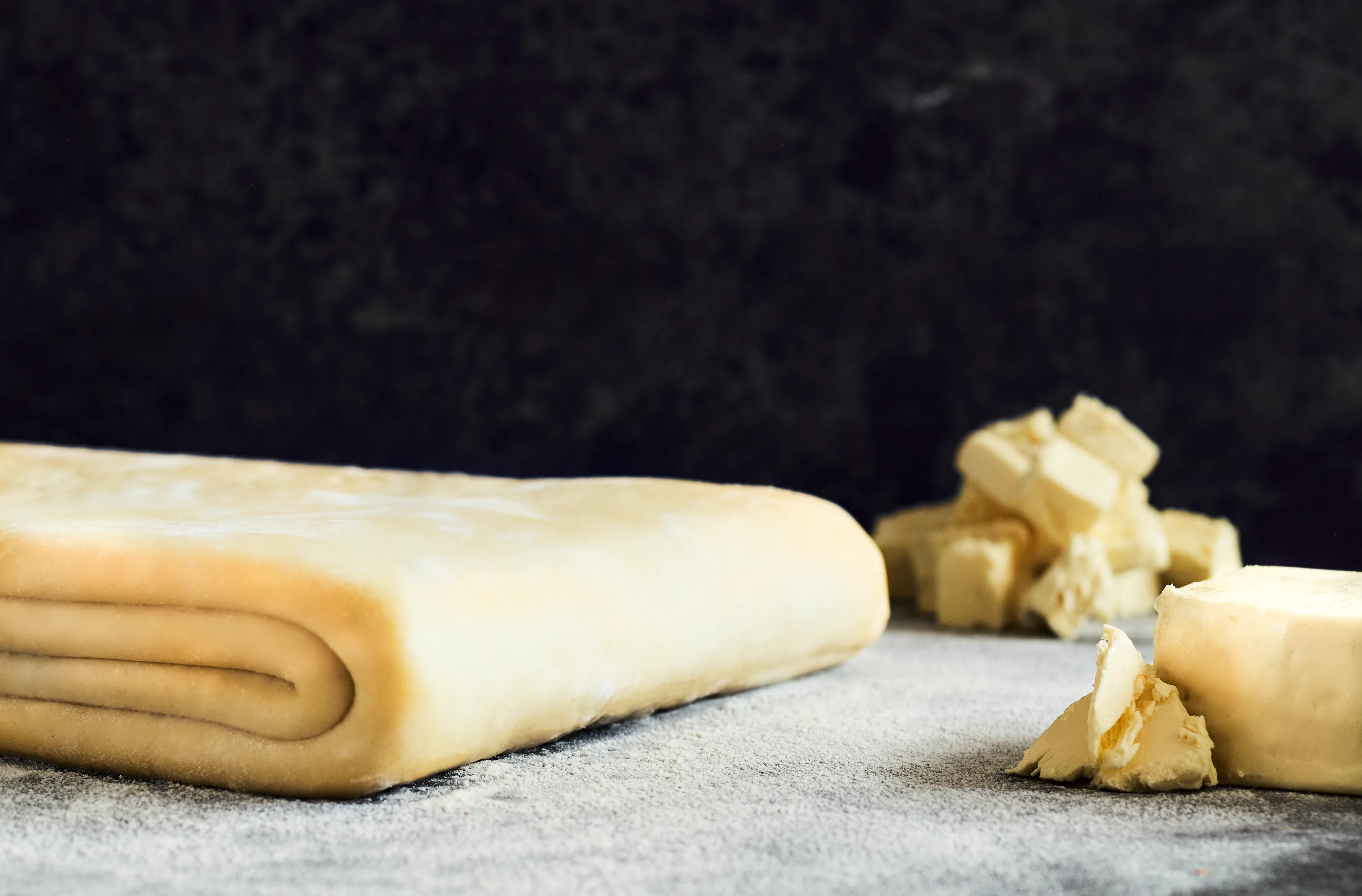 Voor de saucijs speciaal gebruikt Marc Oonk bladerdeeg van Van der Pol dat speciaal voor zijn bakkerij is ontwikkeld.