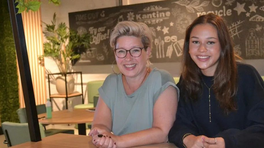 Docent Ilja Baron en student Melissa, die bij de eerste lichting 'snelle doorstromers' hoort. 