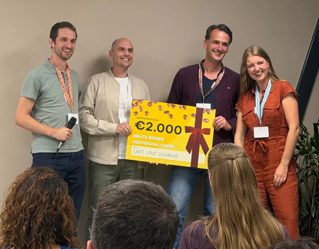Joep Gommans (2e van links) neemt de erkenning in ontvangst. Foto's: Gommans