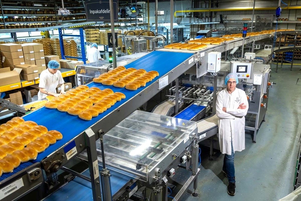 Klaas Fuite bij een productielijn in Apeldoorn. De inboedel wordt geveild. Foto: Troostwijk